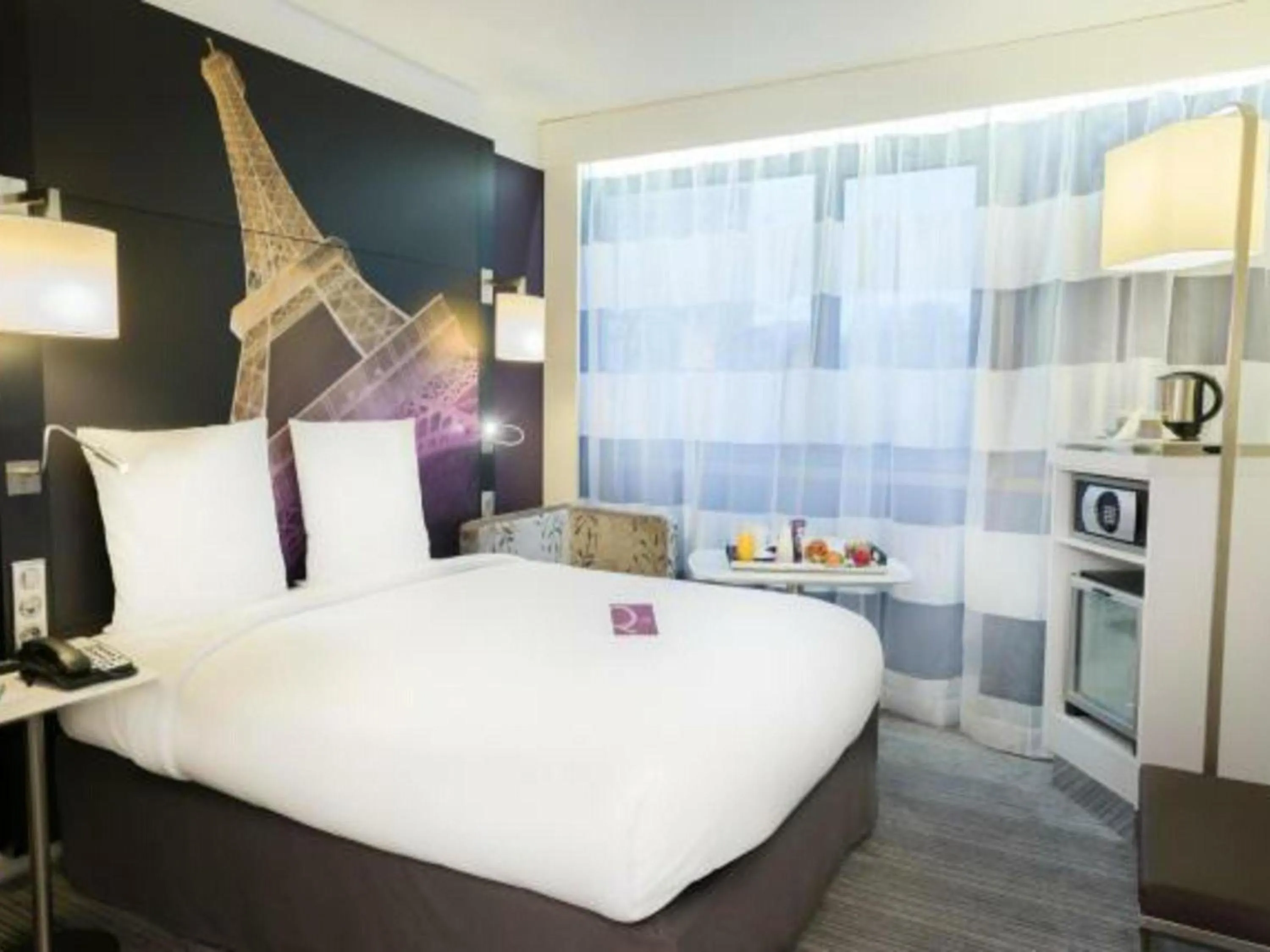 Bedroom, Bed in Mercure Paris Centre Tour Eiffel