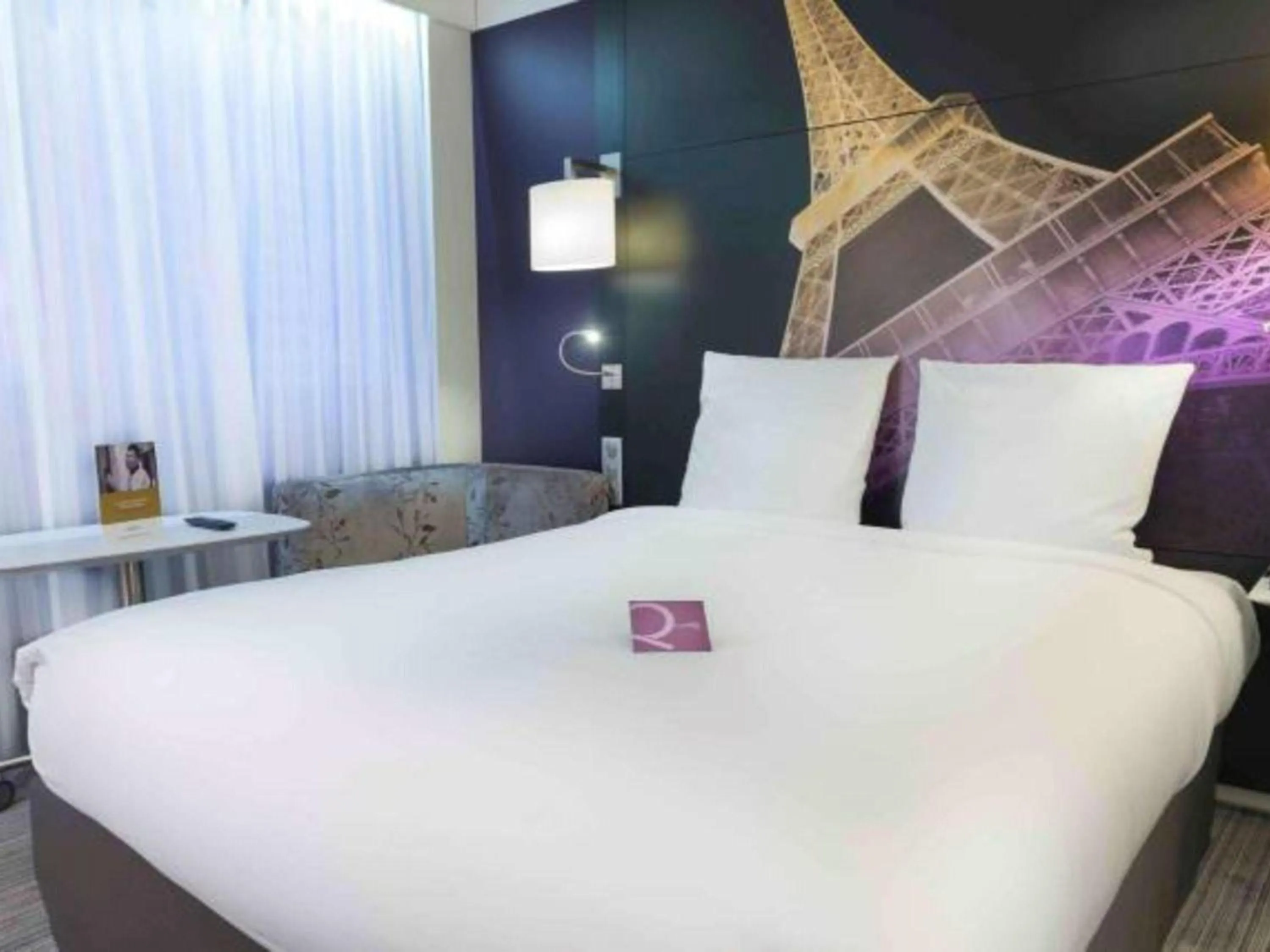 Bedroom, Bed in Mercure Paris Centre Tour Eiffel