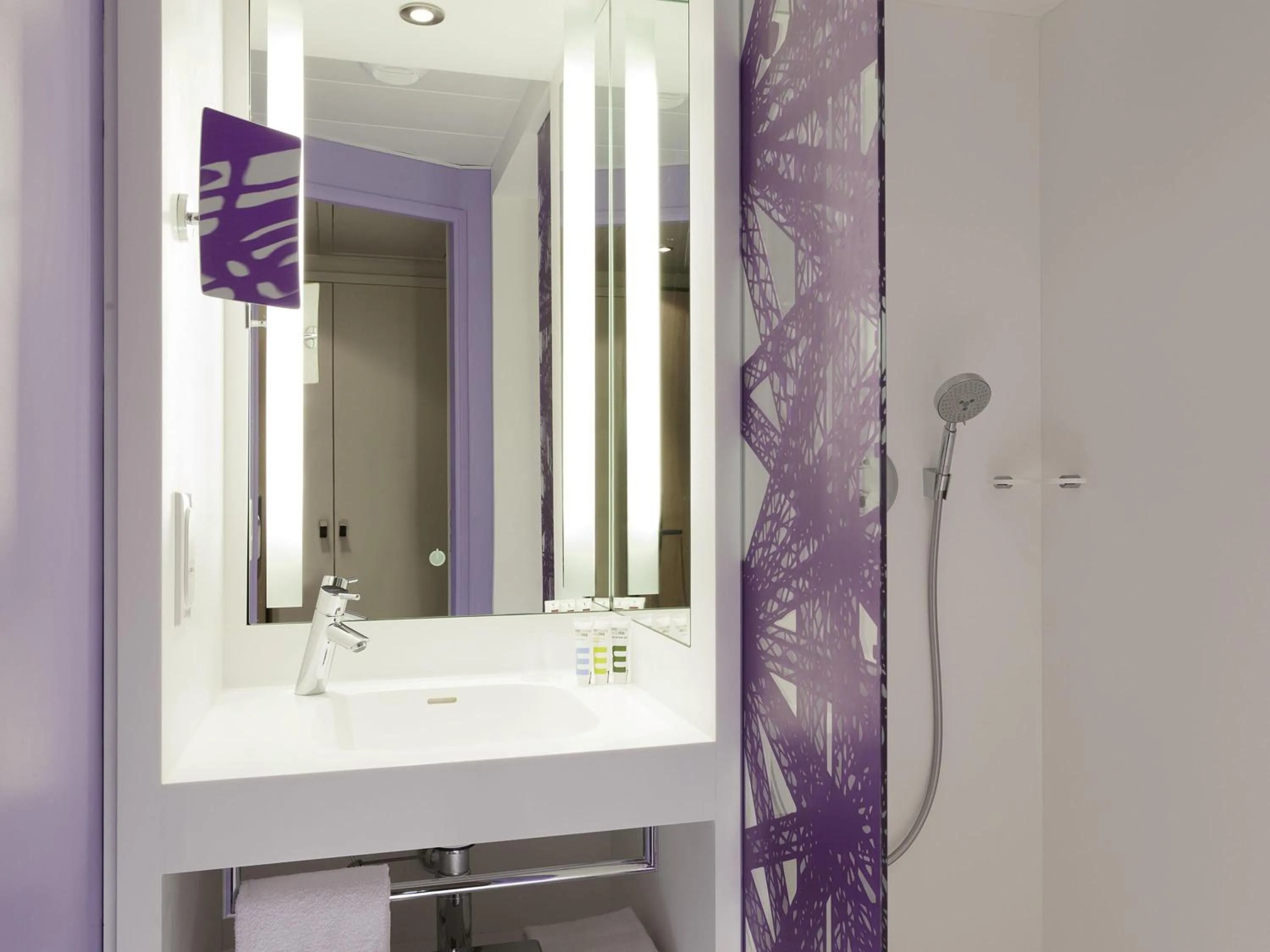 Bedroom in Mercure Paris Centre Tour Eiffel