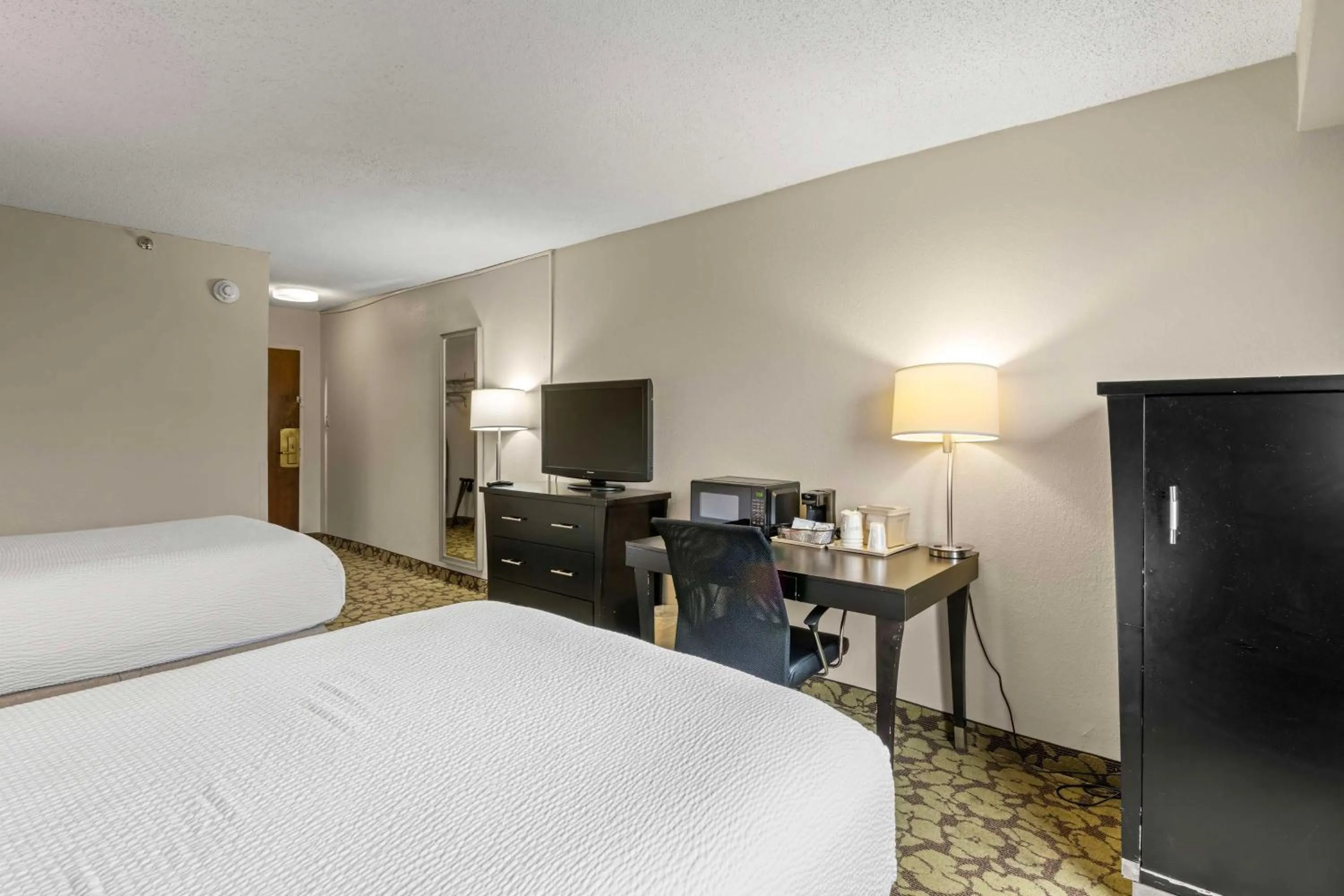 Bedroom, Bed in Red Lion Hotel Charlotte