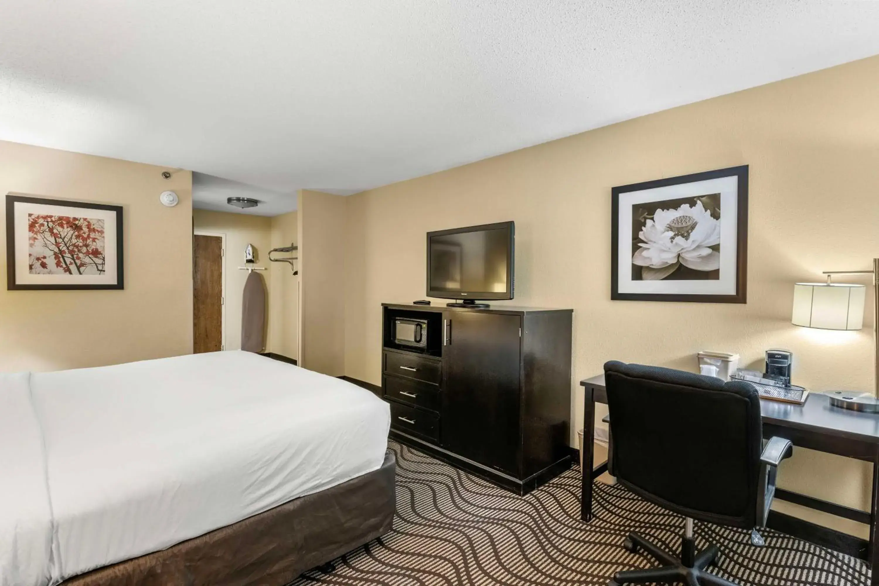 Accessible King Traditional in Red Lion Hotel Charlotte Accessible King Traditional in Red Lion Hotel Charlotte