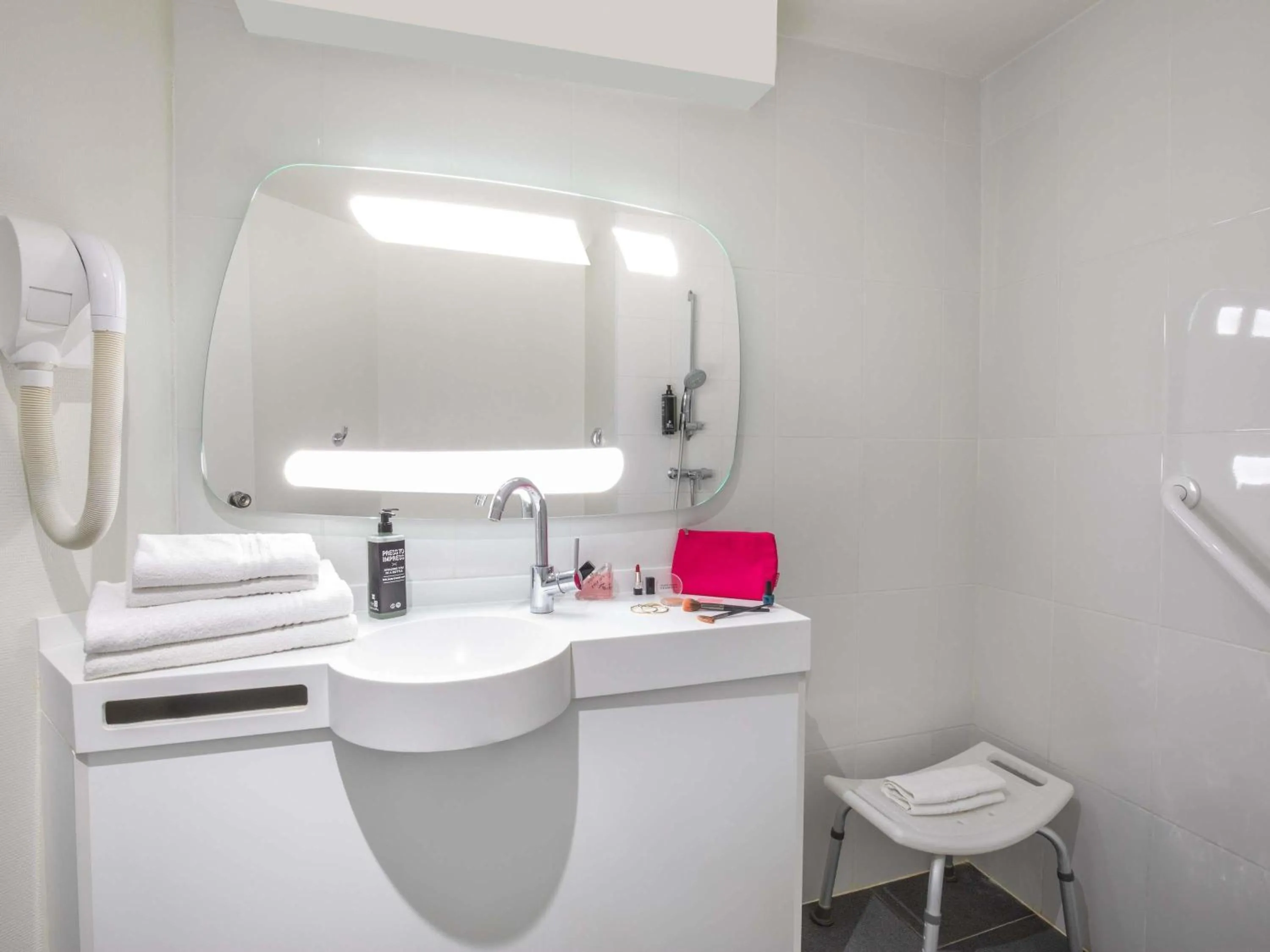 Bedroom in ibis Styles Paris Bercy