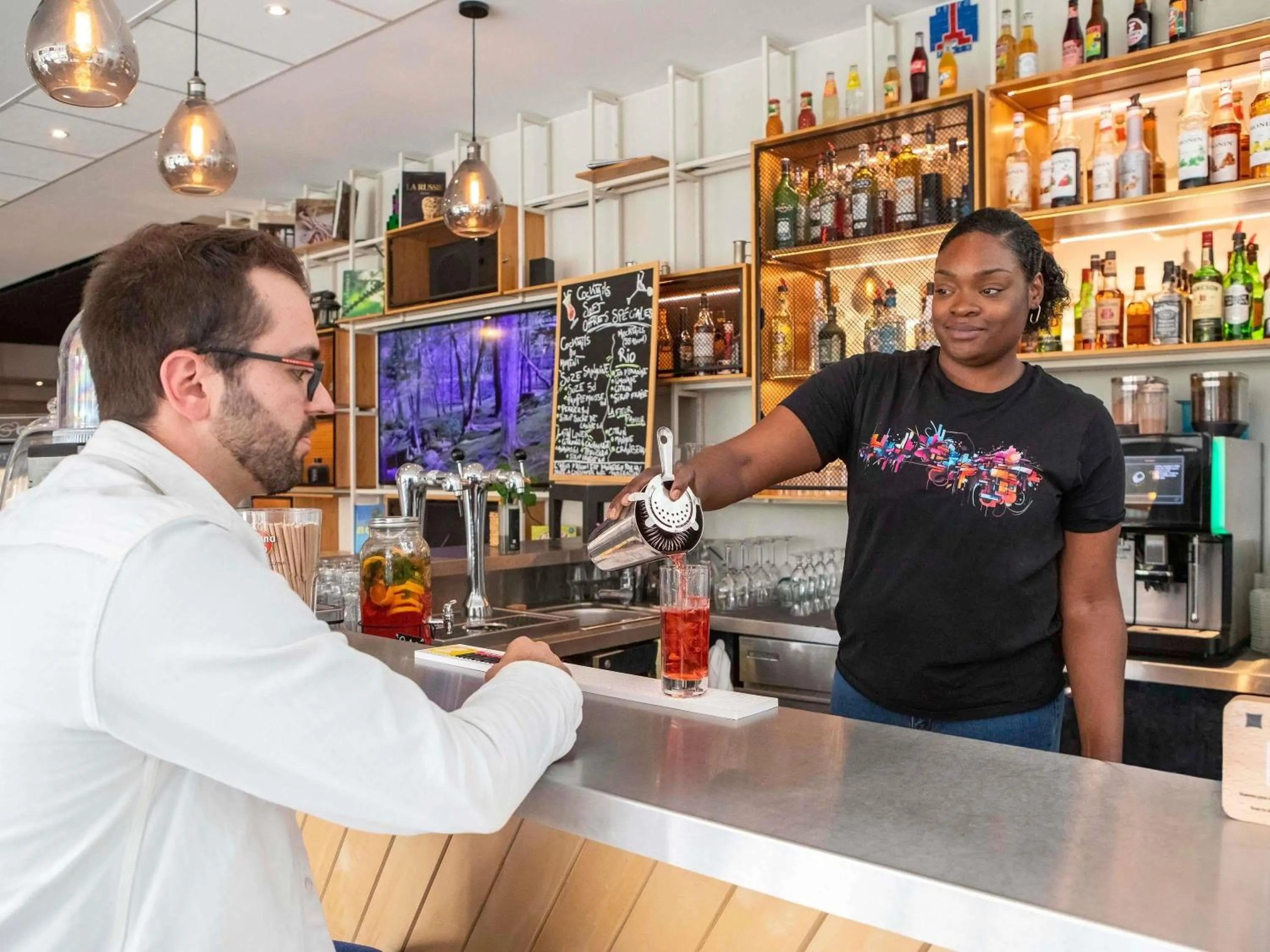 Lounge or bar in ibis Styles Paris Bercy