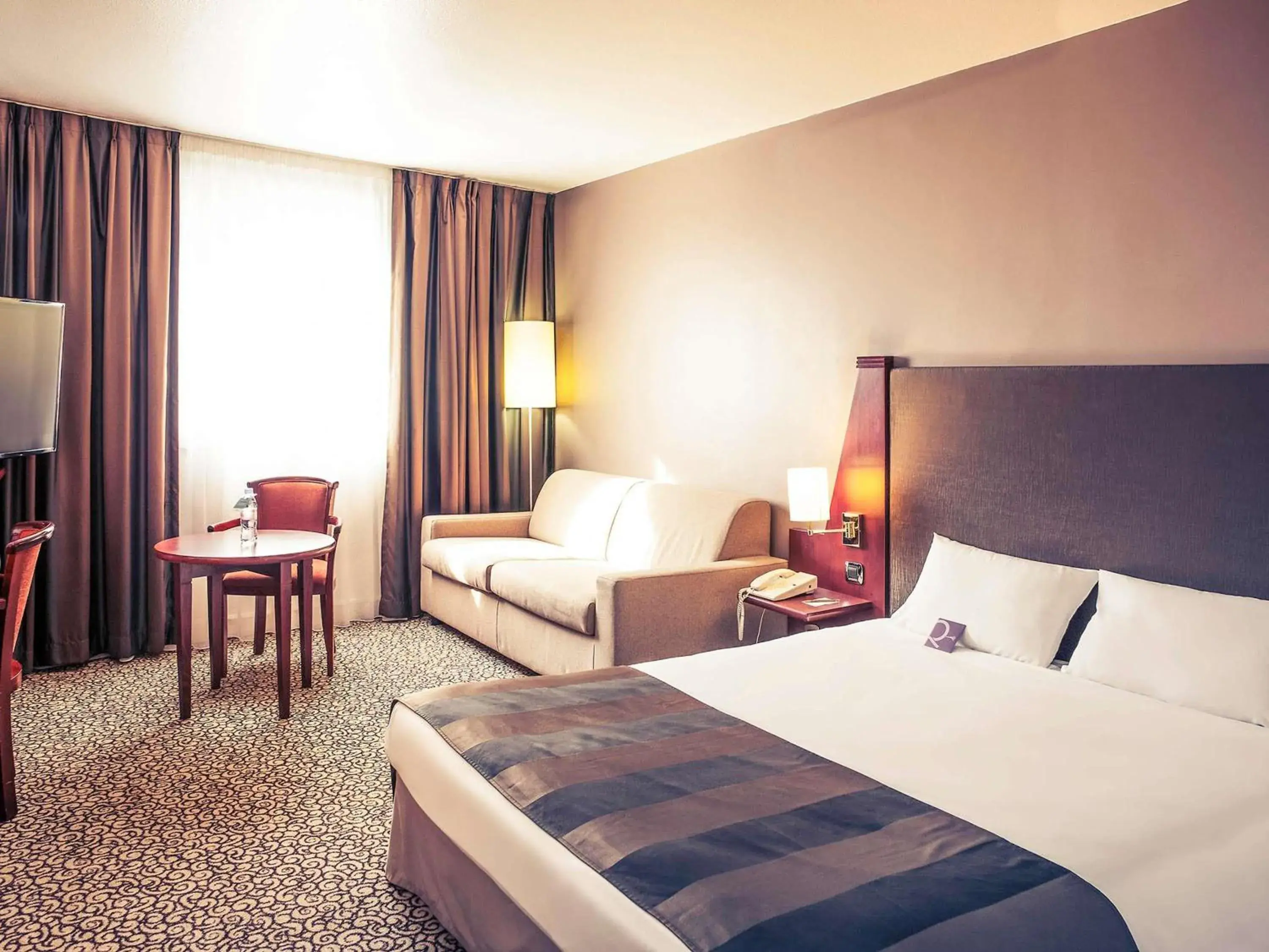 Family Room with Double Bed and Sofa in Mercure Paris Val de Fontenay Family Room with Double Bed and Sofa in Mercure Paris Val de Fontenay