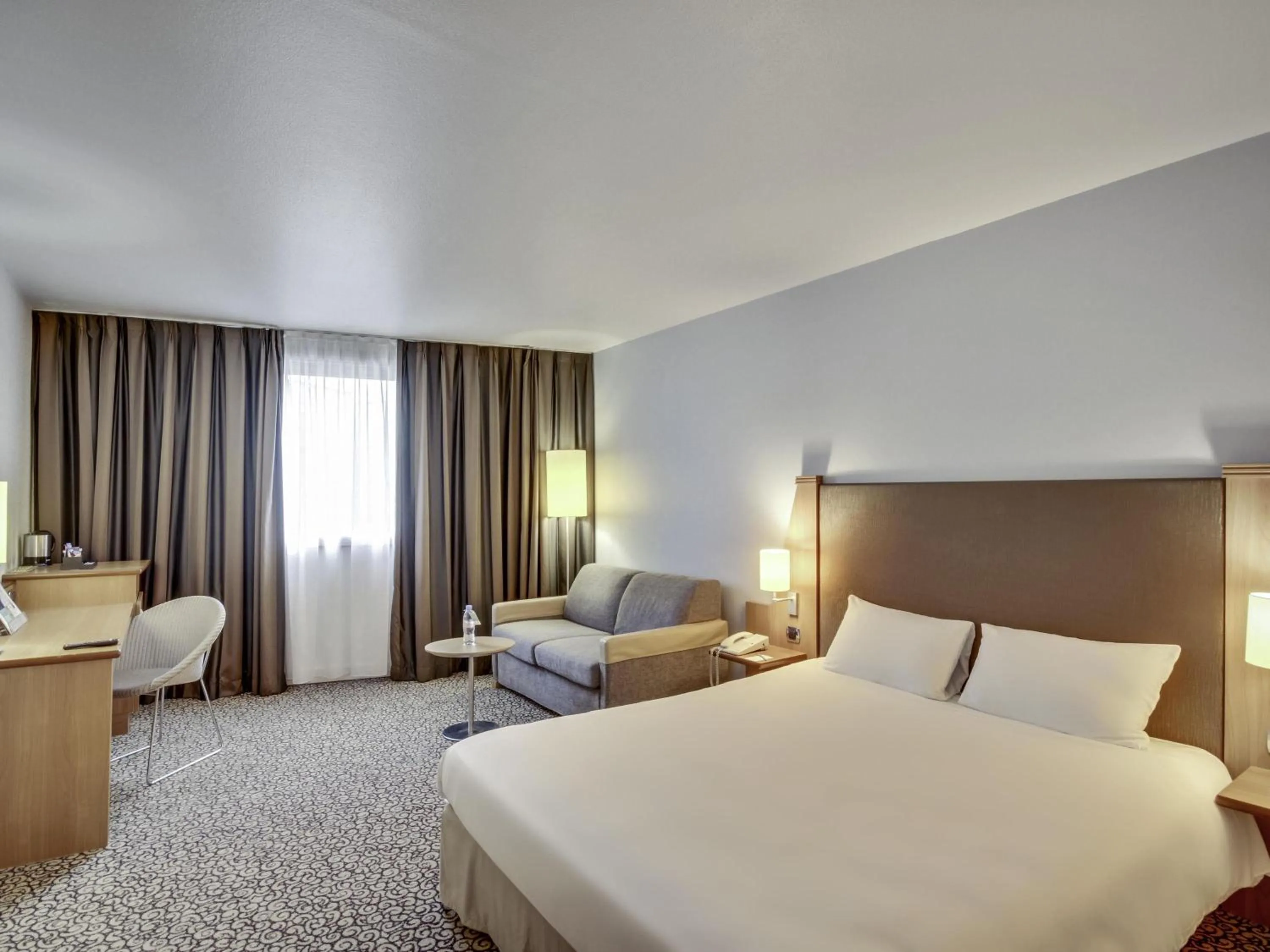 Bedroom, Bed in Mercure Paris Val de Fontenay