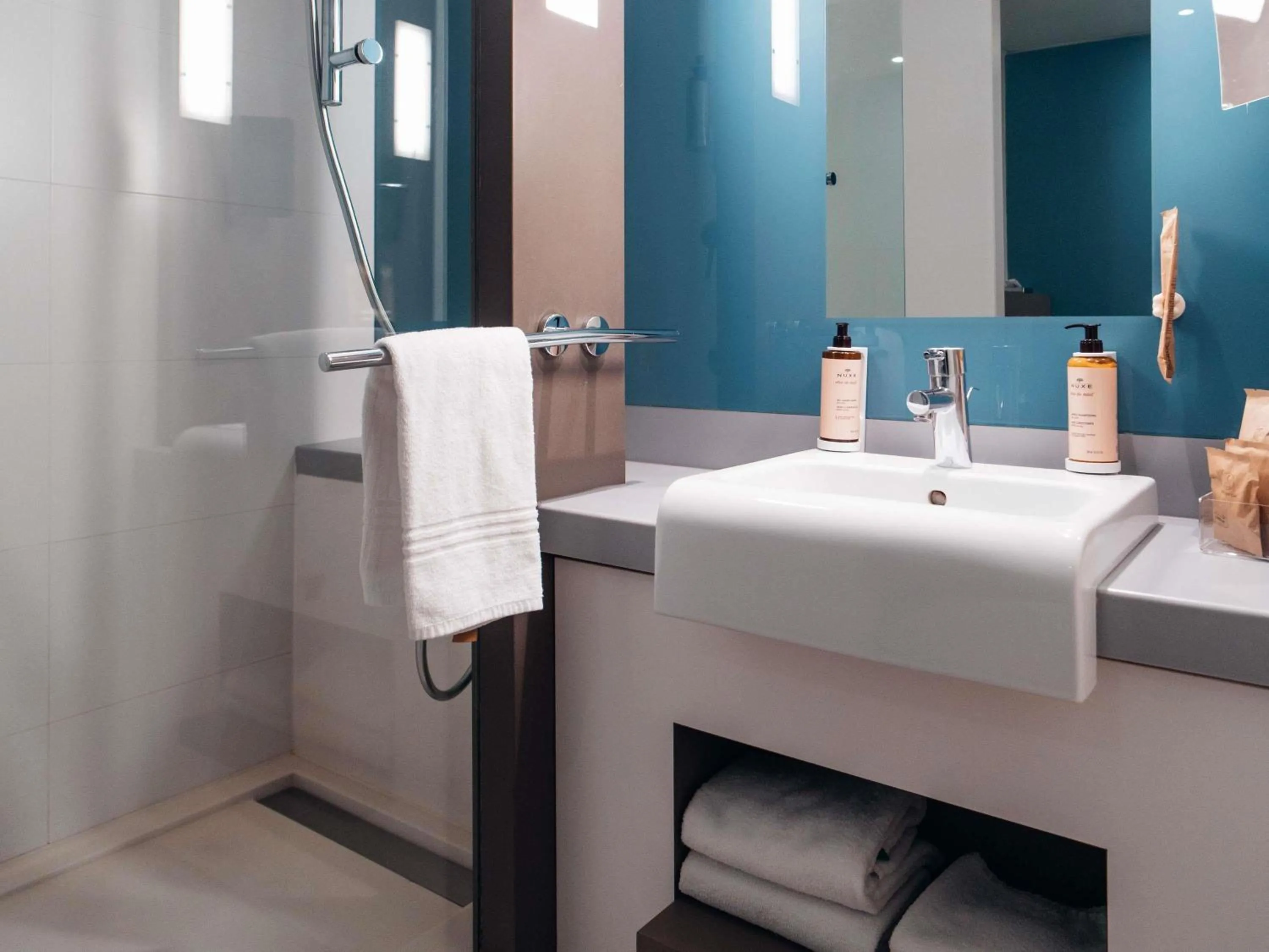 Photo of the whole room in Mercure Paris Val de Fontenay