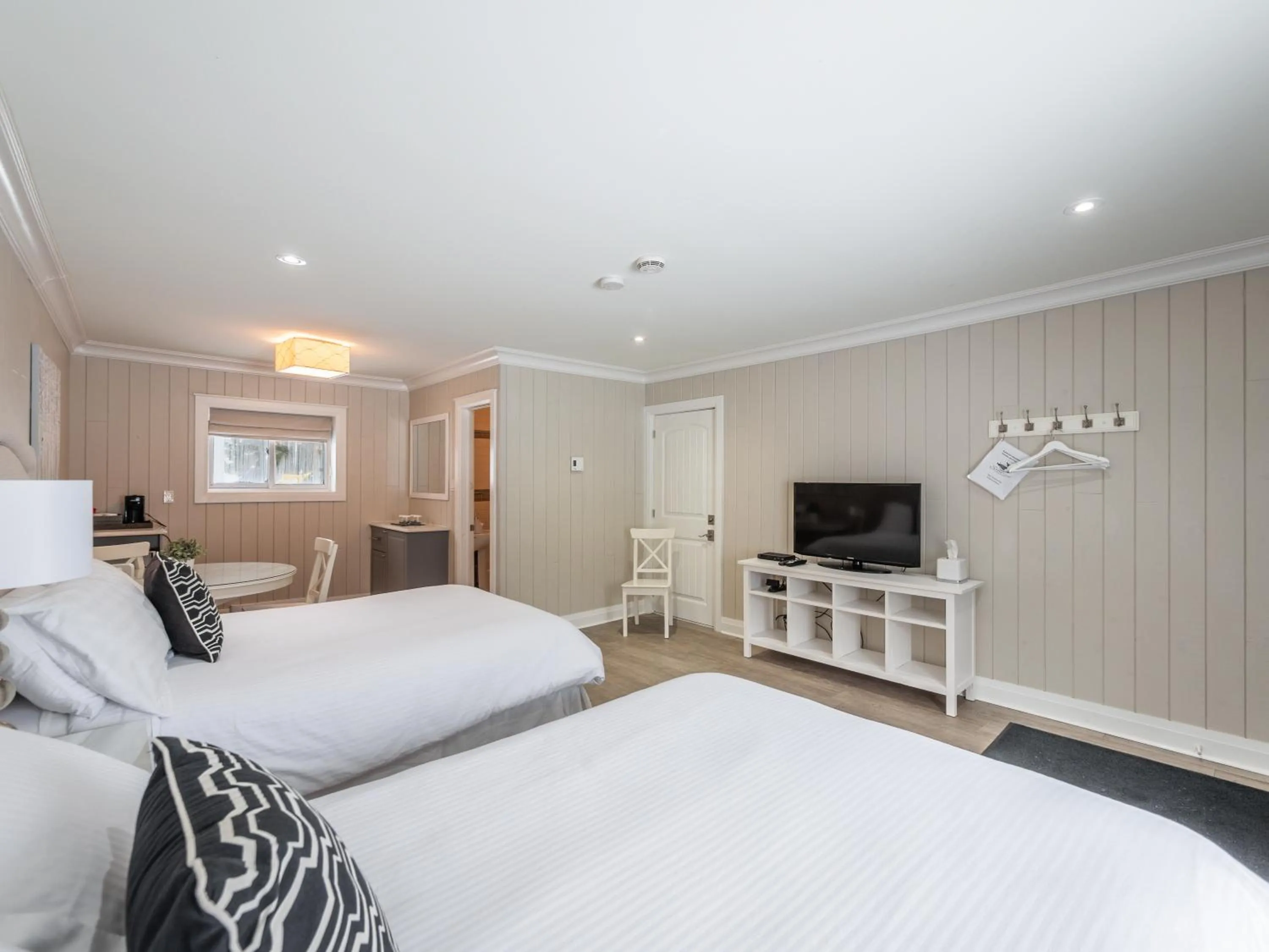 Photo of the whole room in Somerset Lakeside Resort