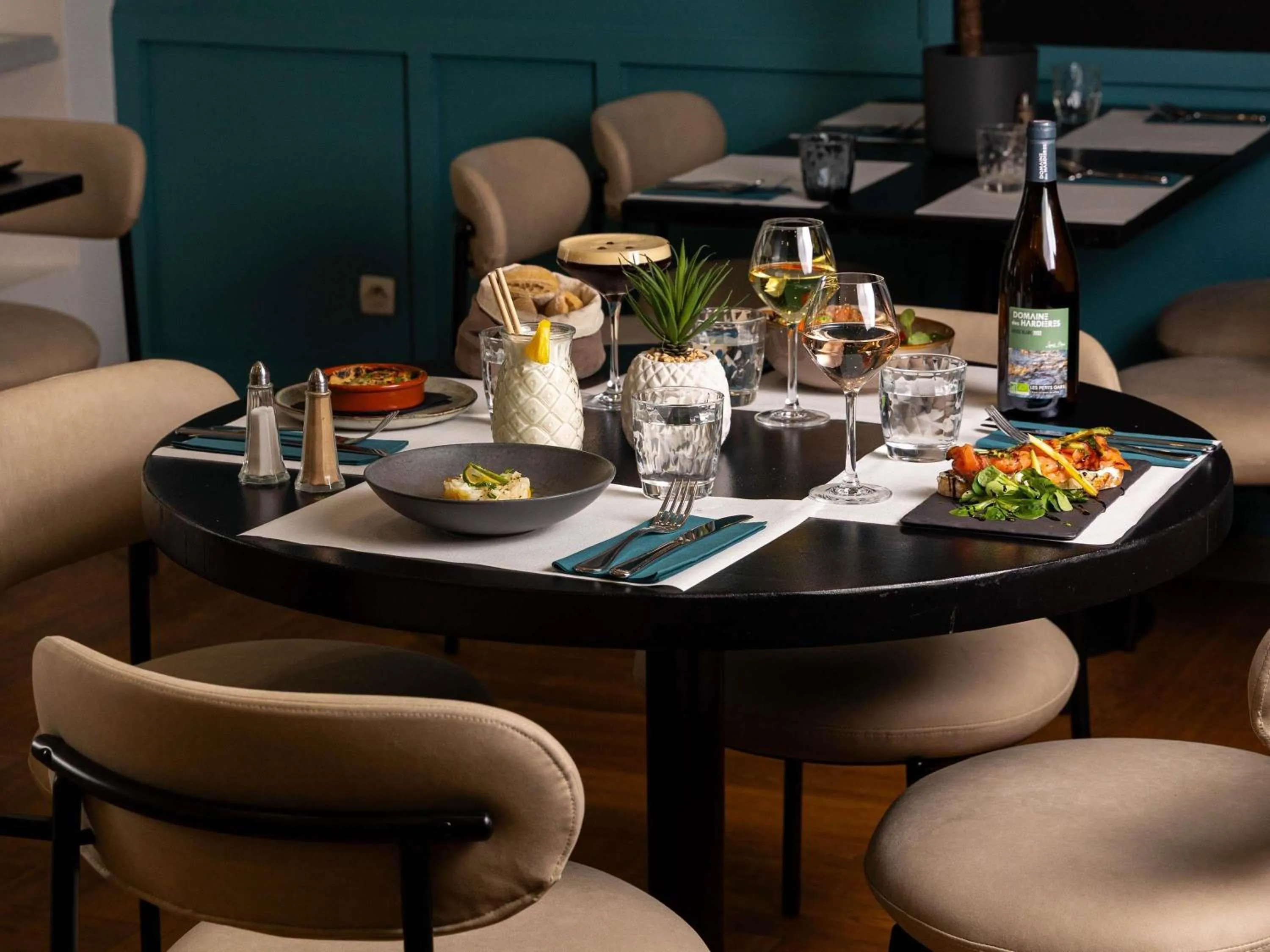 Restaurant/places to eat in Mercure Paris Porte d'Orleans