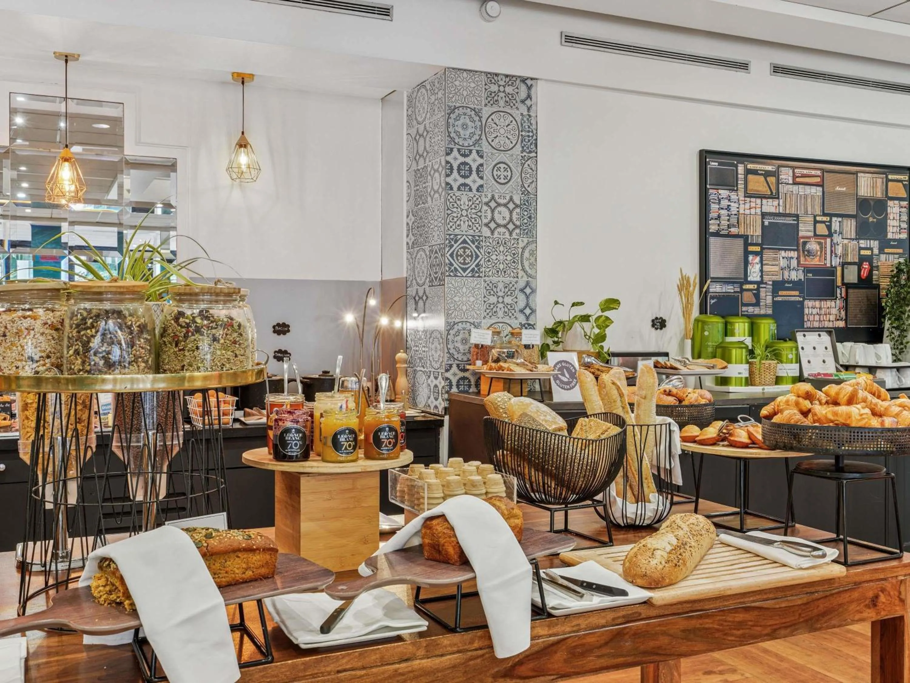 Restaurant/places to eat in Mercure Paris Porte d'Orleans