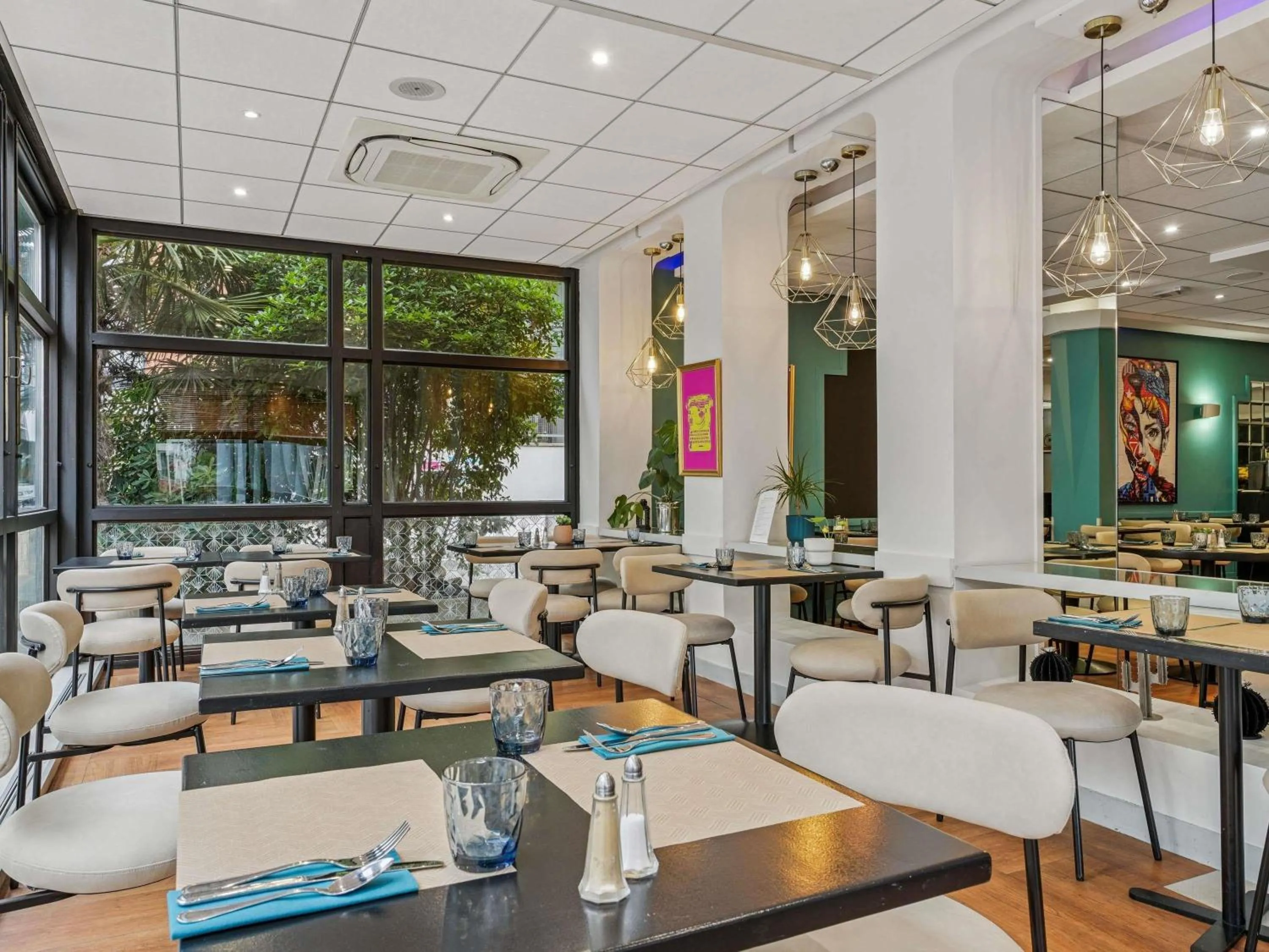 Restaurant/places to eat in Mercure Paris Porte d'Orleans