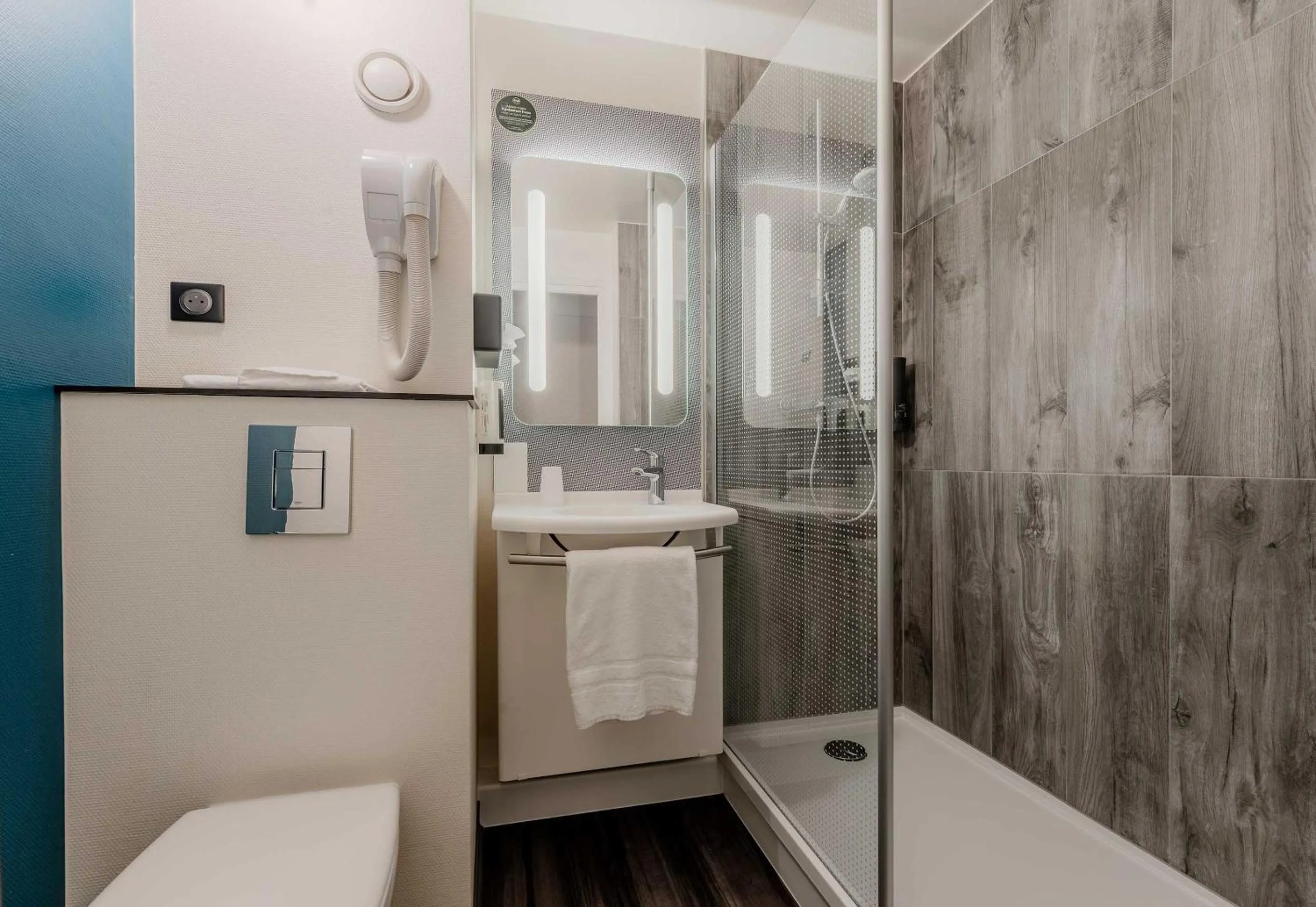 Bathroom in B&B HOTEL Lille Villeneuve d'Ascq Hôtel de Ville