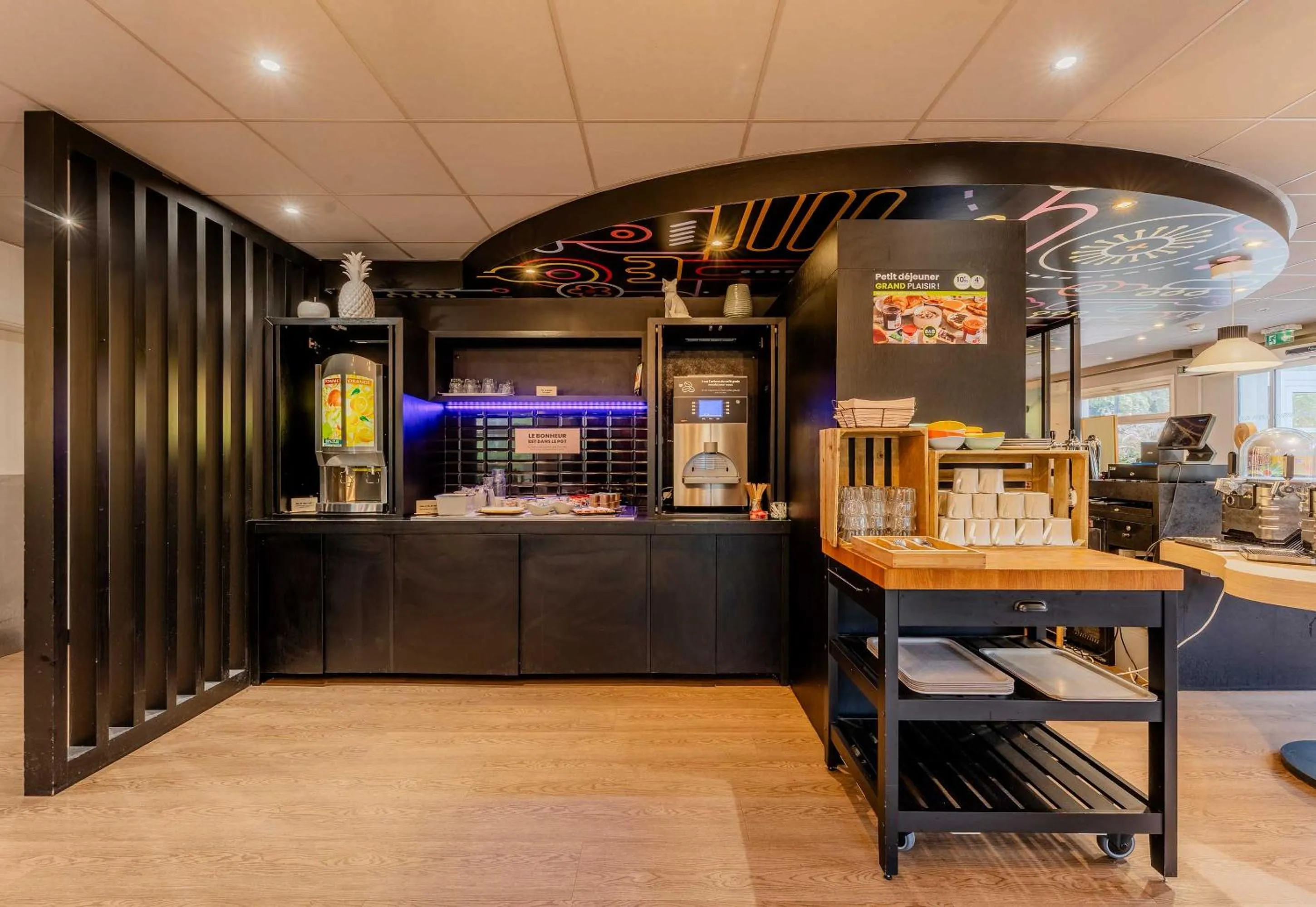 Buffet breakfast in B&B HOTEL Lille Villeneuve d'Ascq Hôtel de Ville