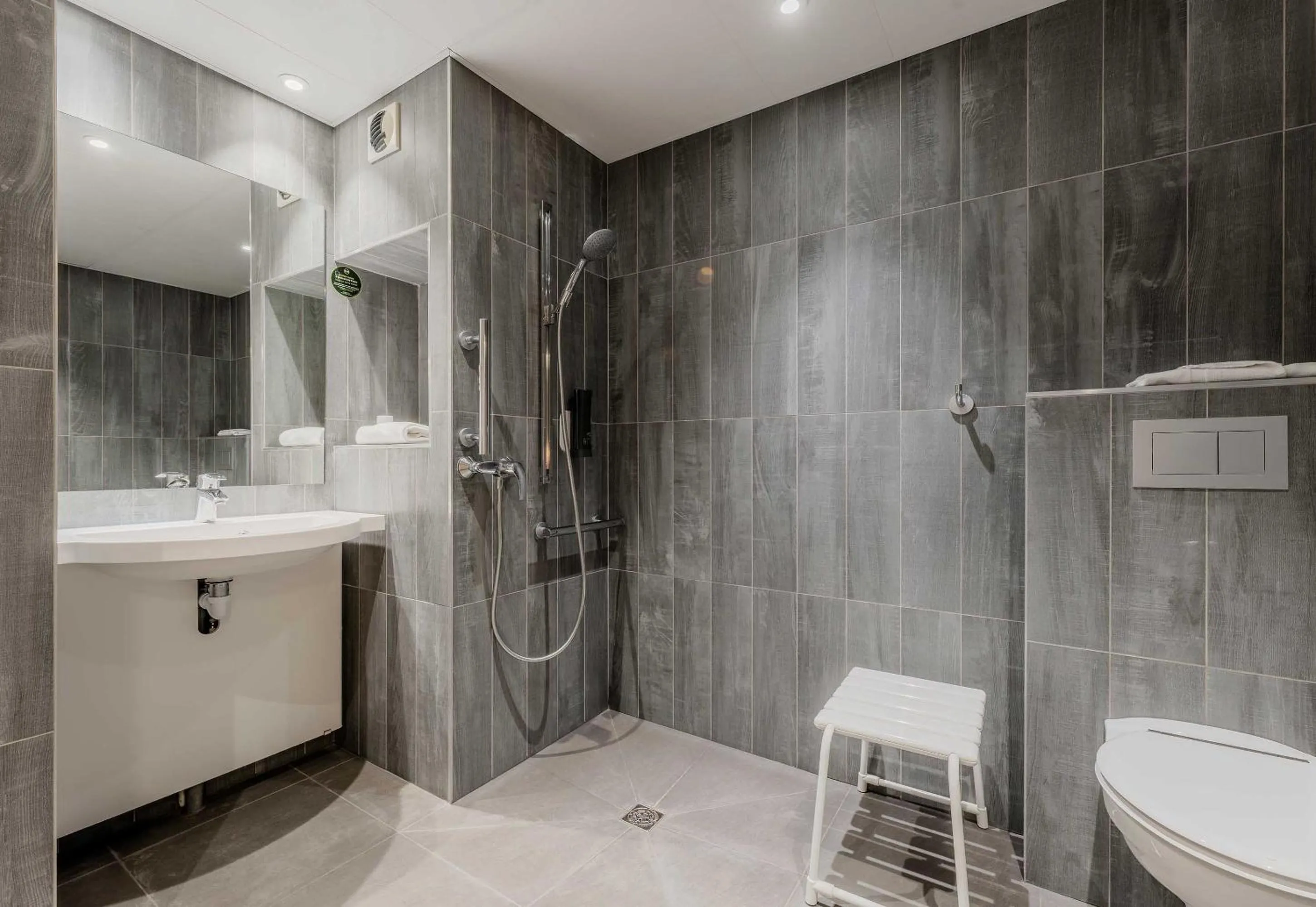 Bathroom in B&B HOTEL Lille Villeneuve d'Ascq Hôtel de Ville