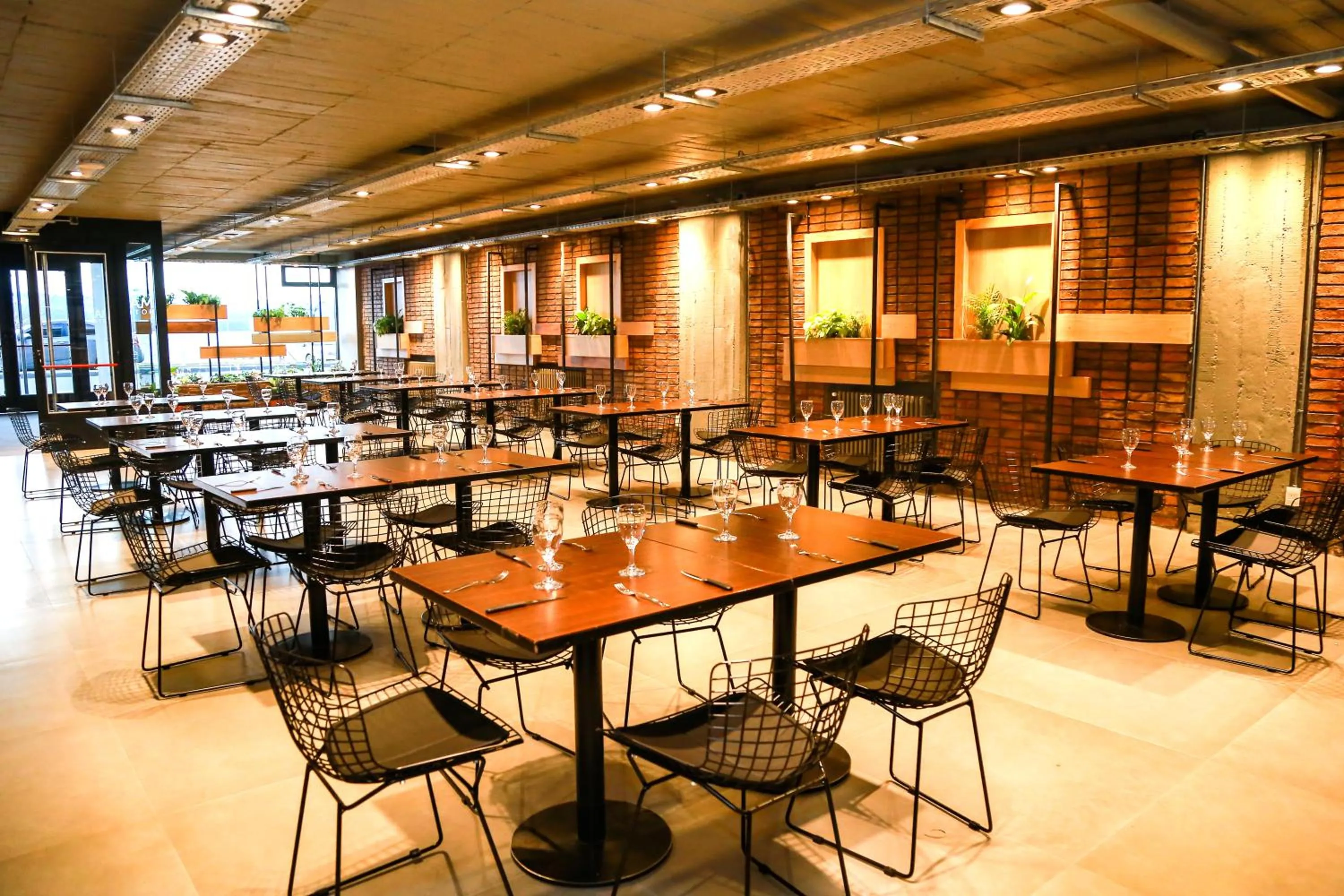 Restaurant/places to eat in Hotel Eco Max