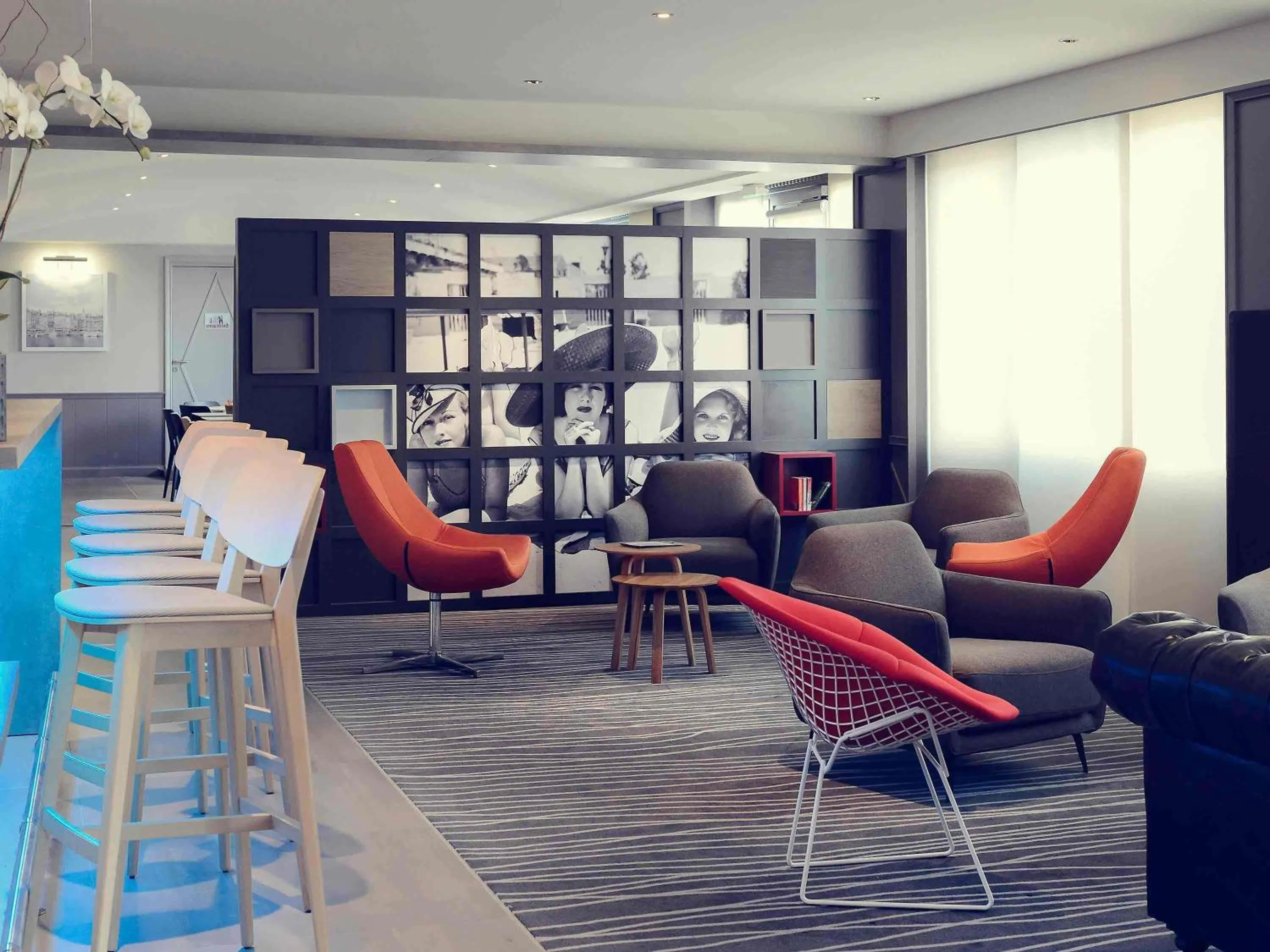 Lounge or bar in Mercure Honfleur