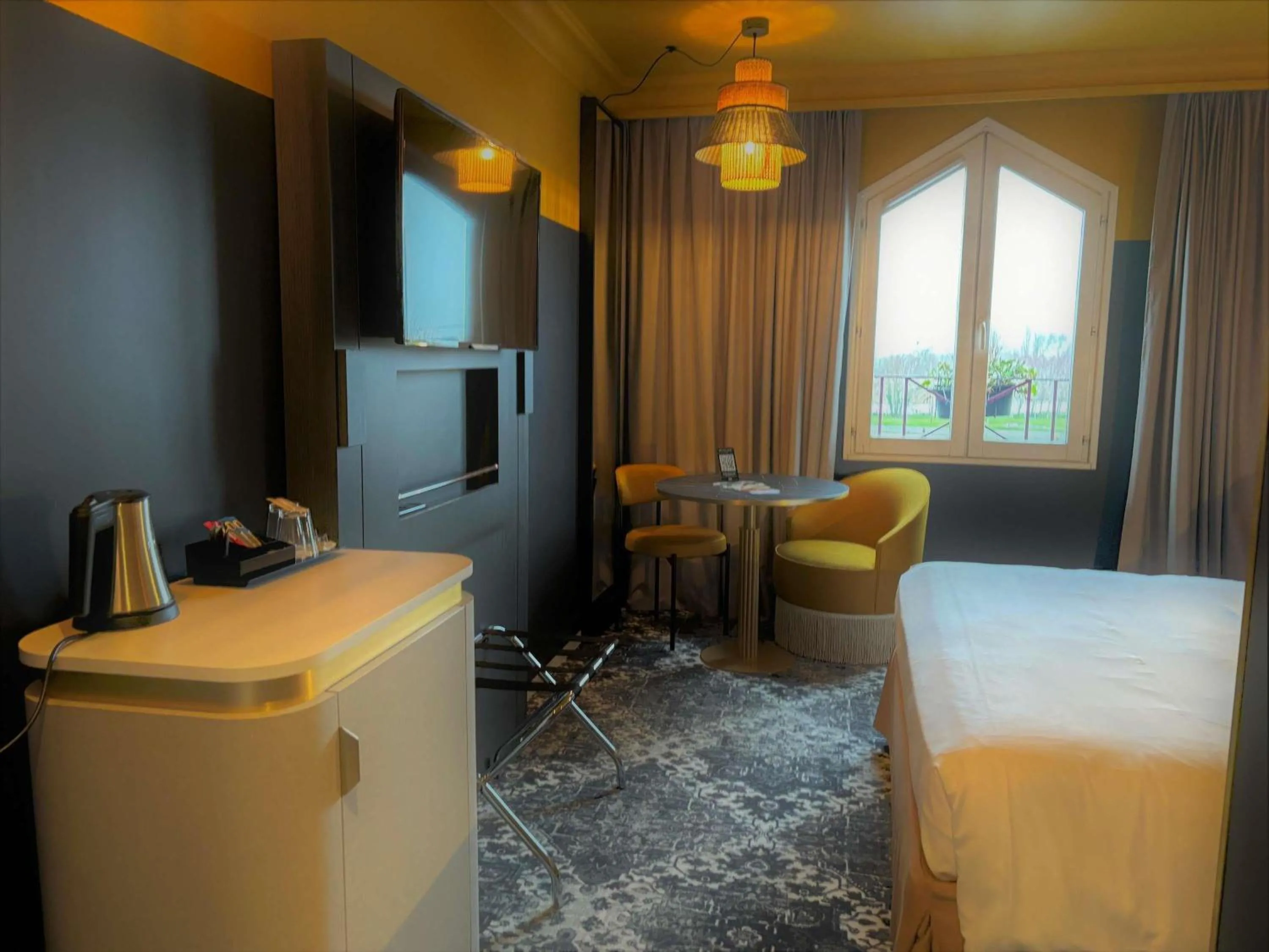 Bedroom, Bed in Mercure Honfleur