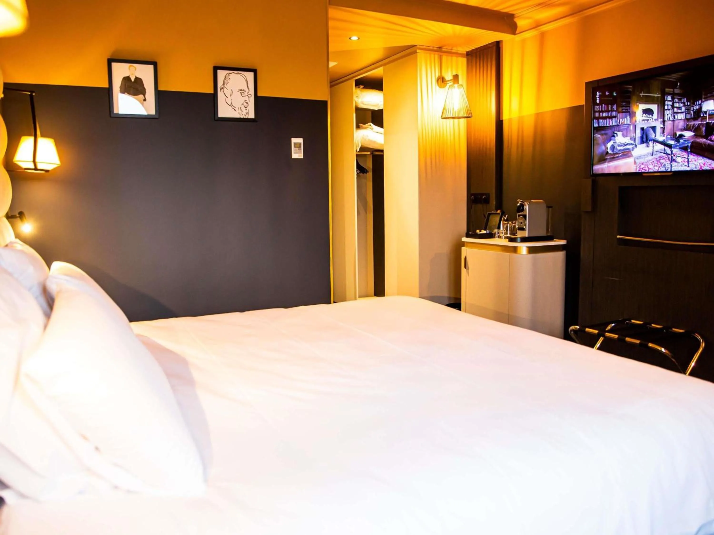 Bedroom, Bed in Mercure Honfleur