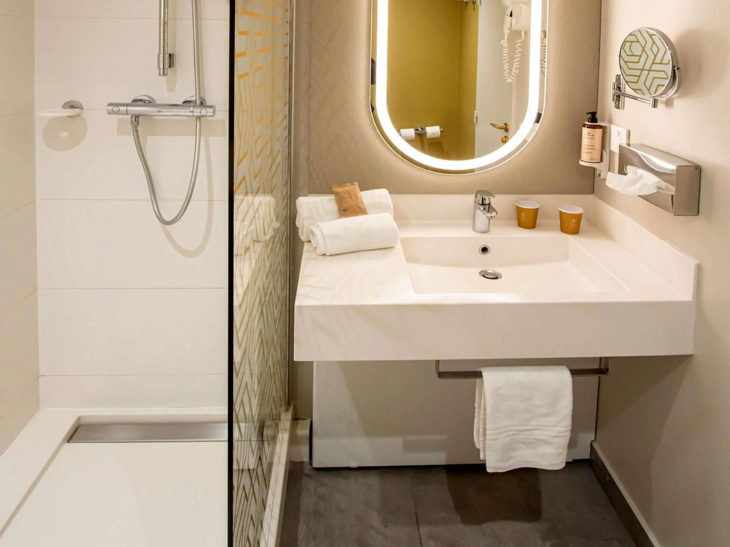 Bedroom in Mercure Honfleur