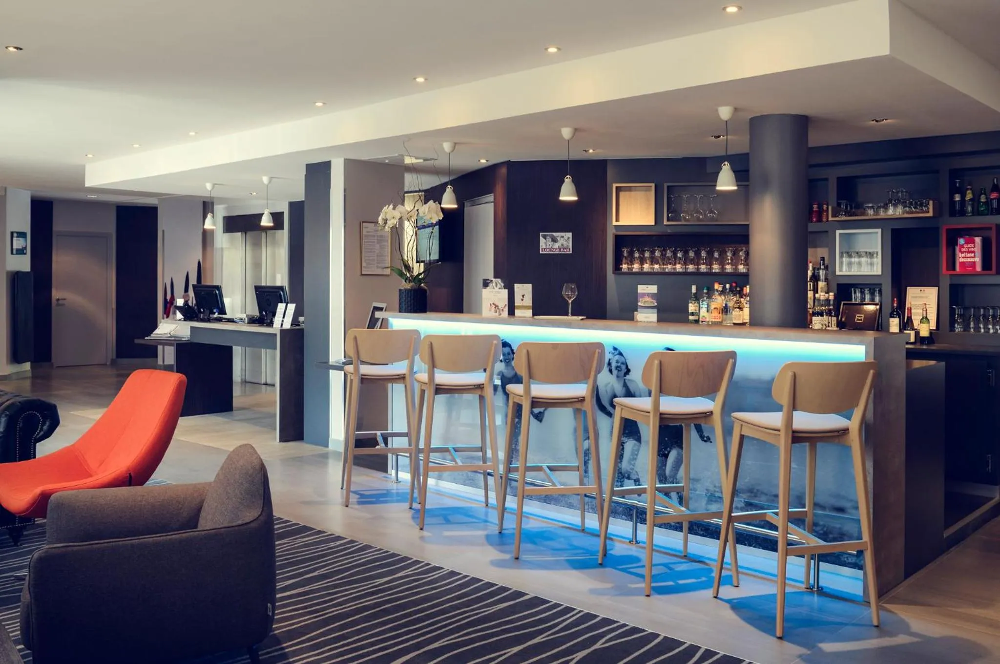 Lounge or bar in Mercure Honfleur