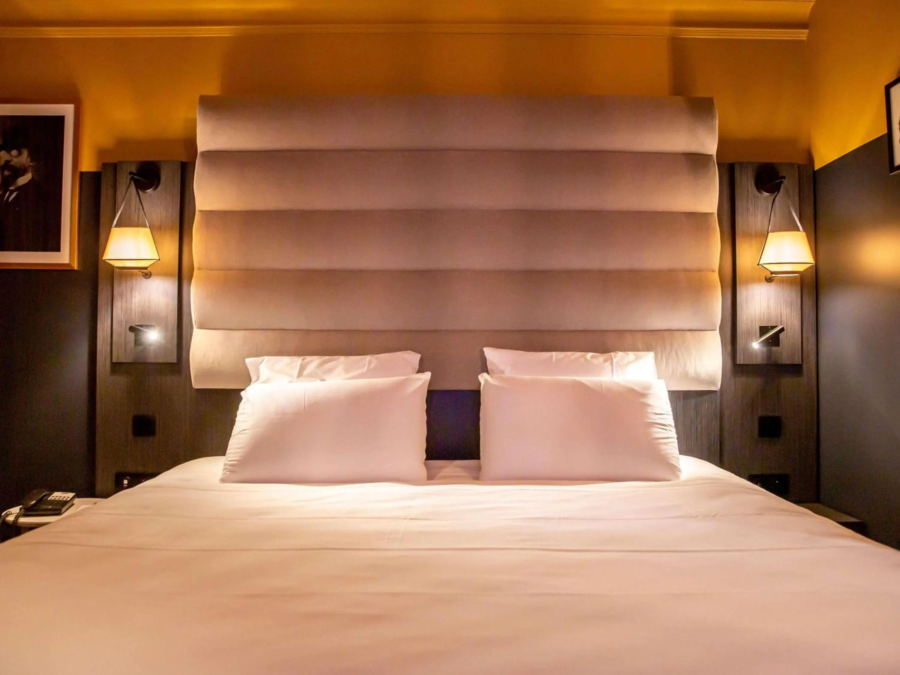 Property building, Bed in Mercure Honfleur