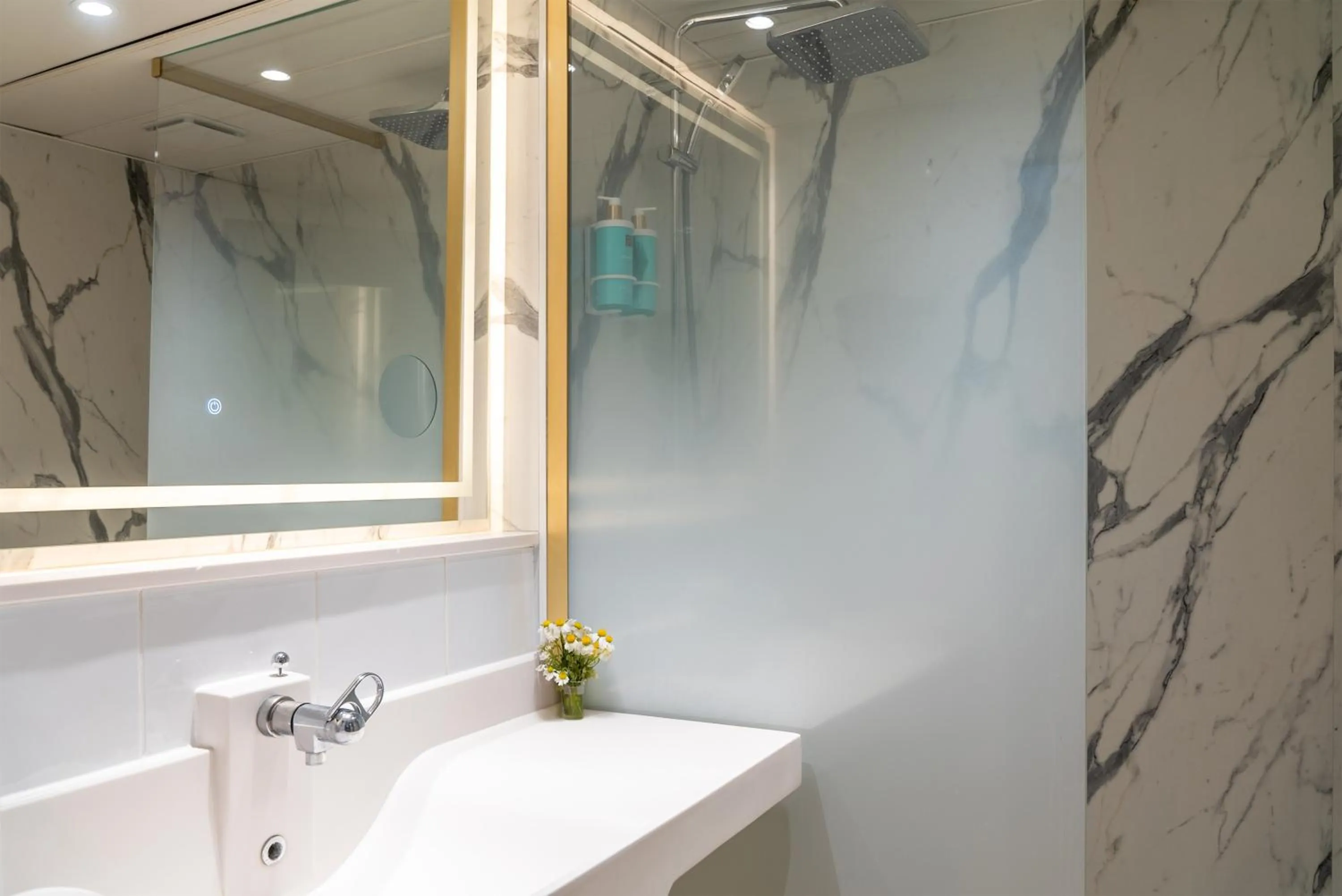 Shower in Novotel Bayeux