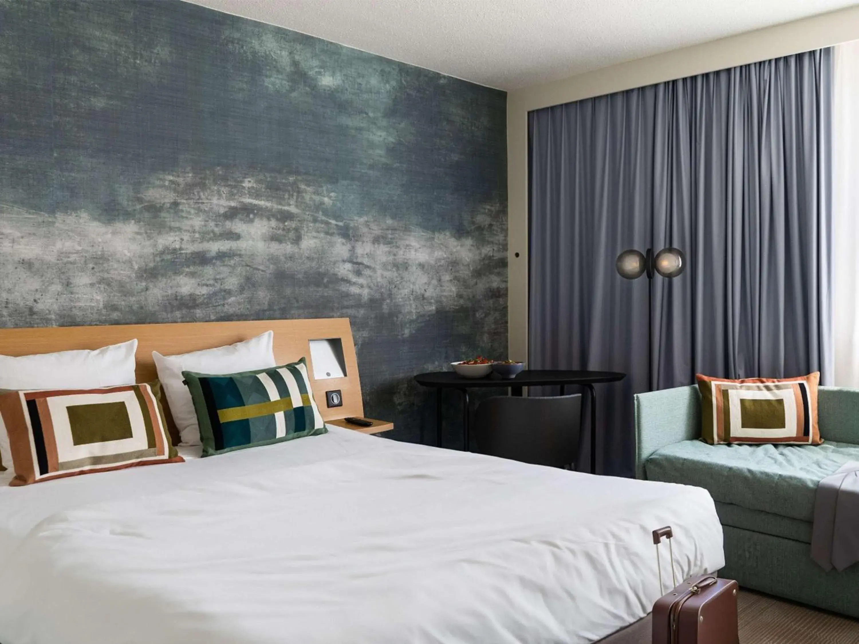 Family Room with Double Bed and Sofa in Novotel Bayeux Family Room with Double Bed and Sofa in Novotel Bayeux