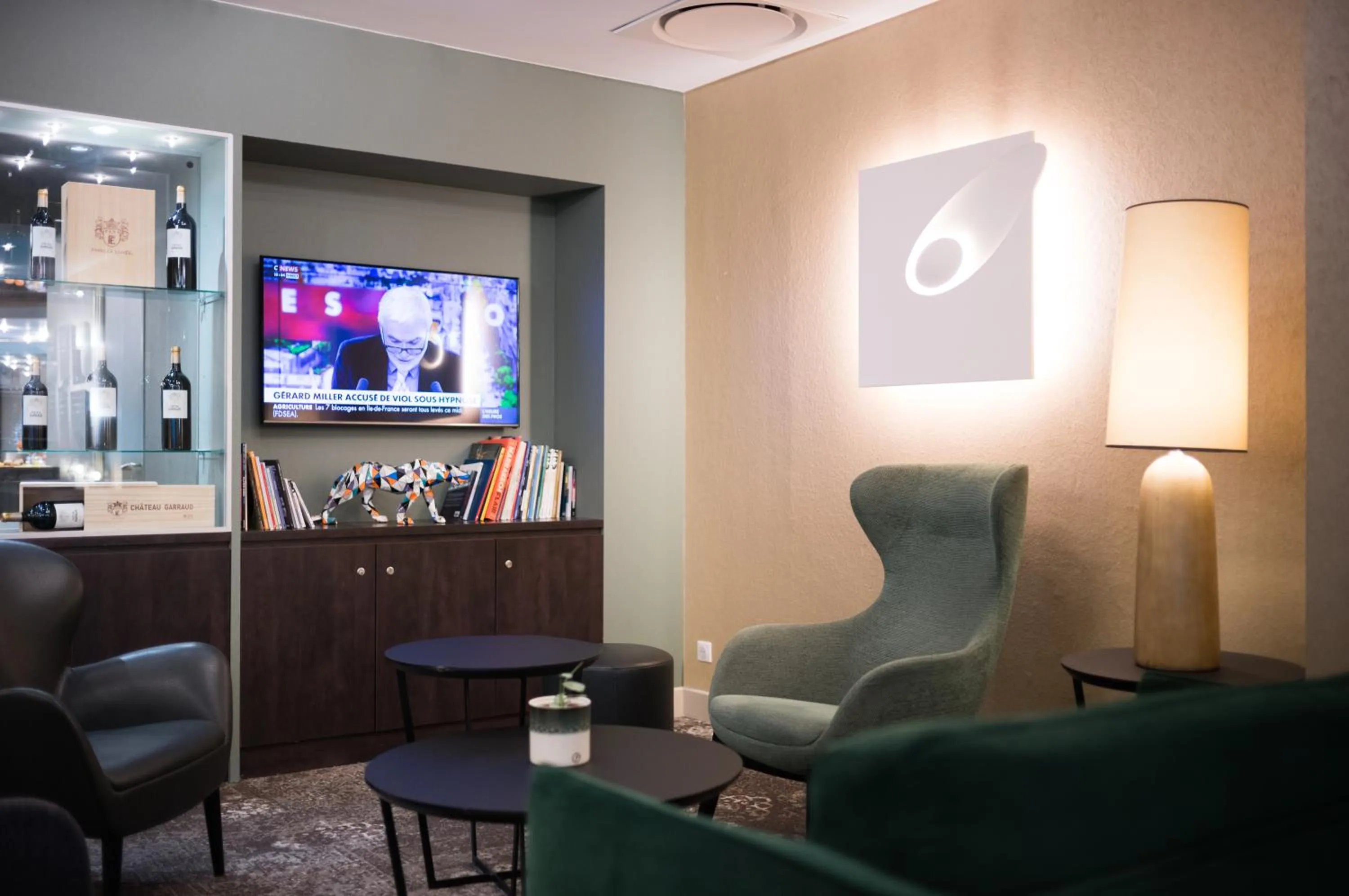 Lounge or bar in Novotel Bayeux