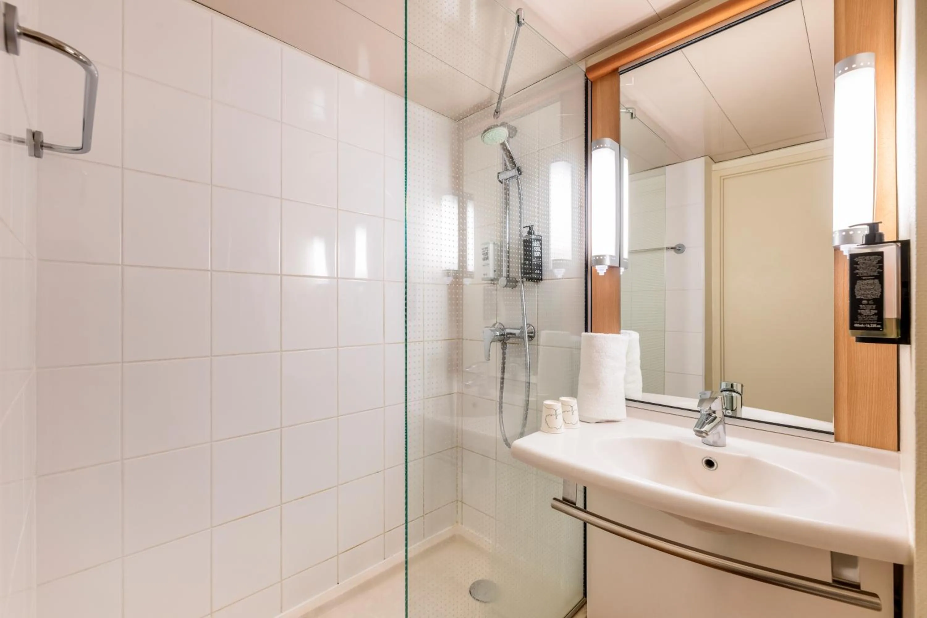 Bathroom in ibis Lyon Gare Part Dieu