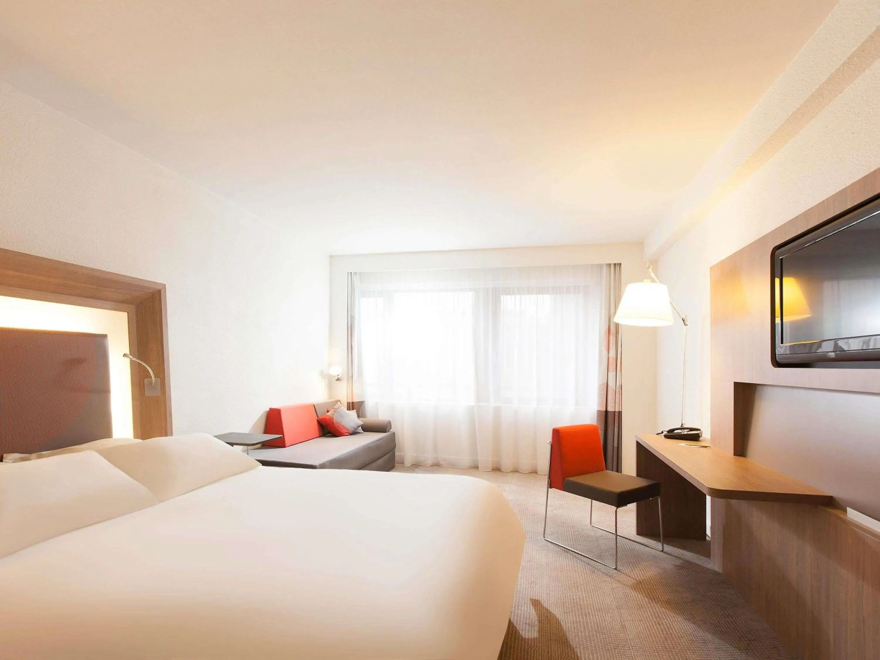 Property building, Bed in Novotel Metz Centre