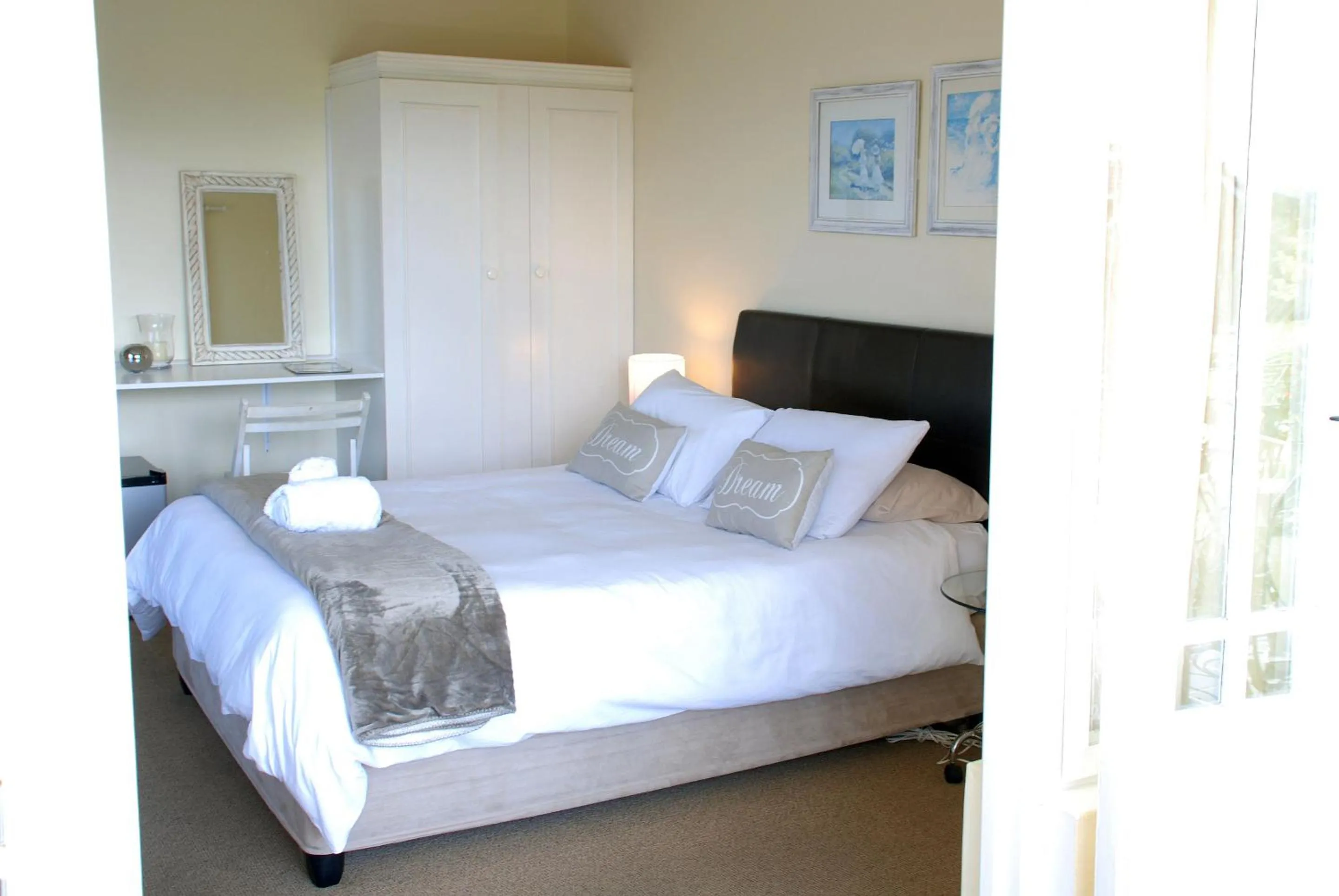 Bedroom, Bed in Mandalay Guest House Plettenberg Bay