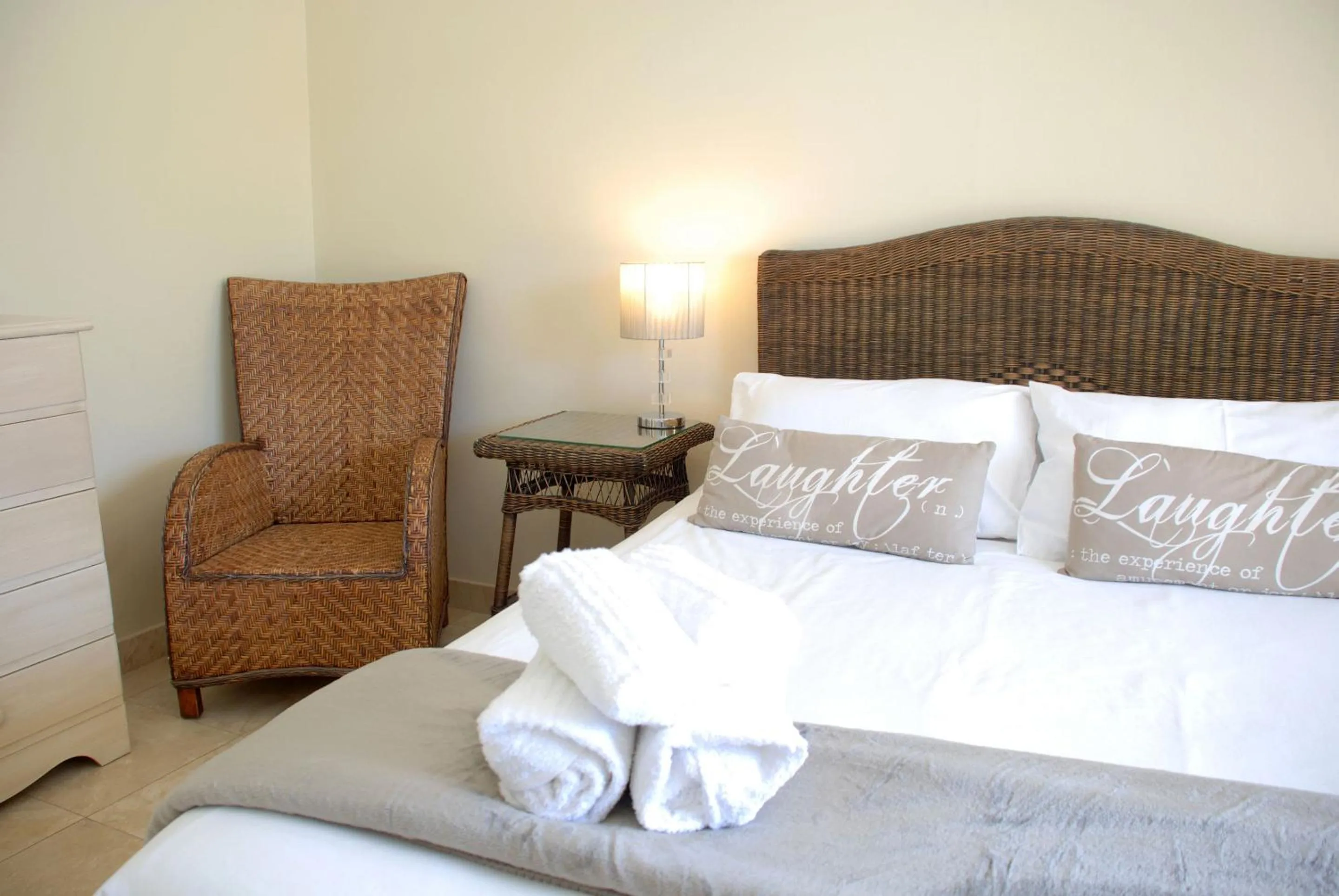 Bedroom, Bed in Mandalay Guest House Plettenberg Bay