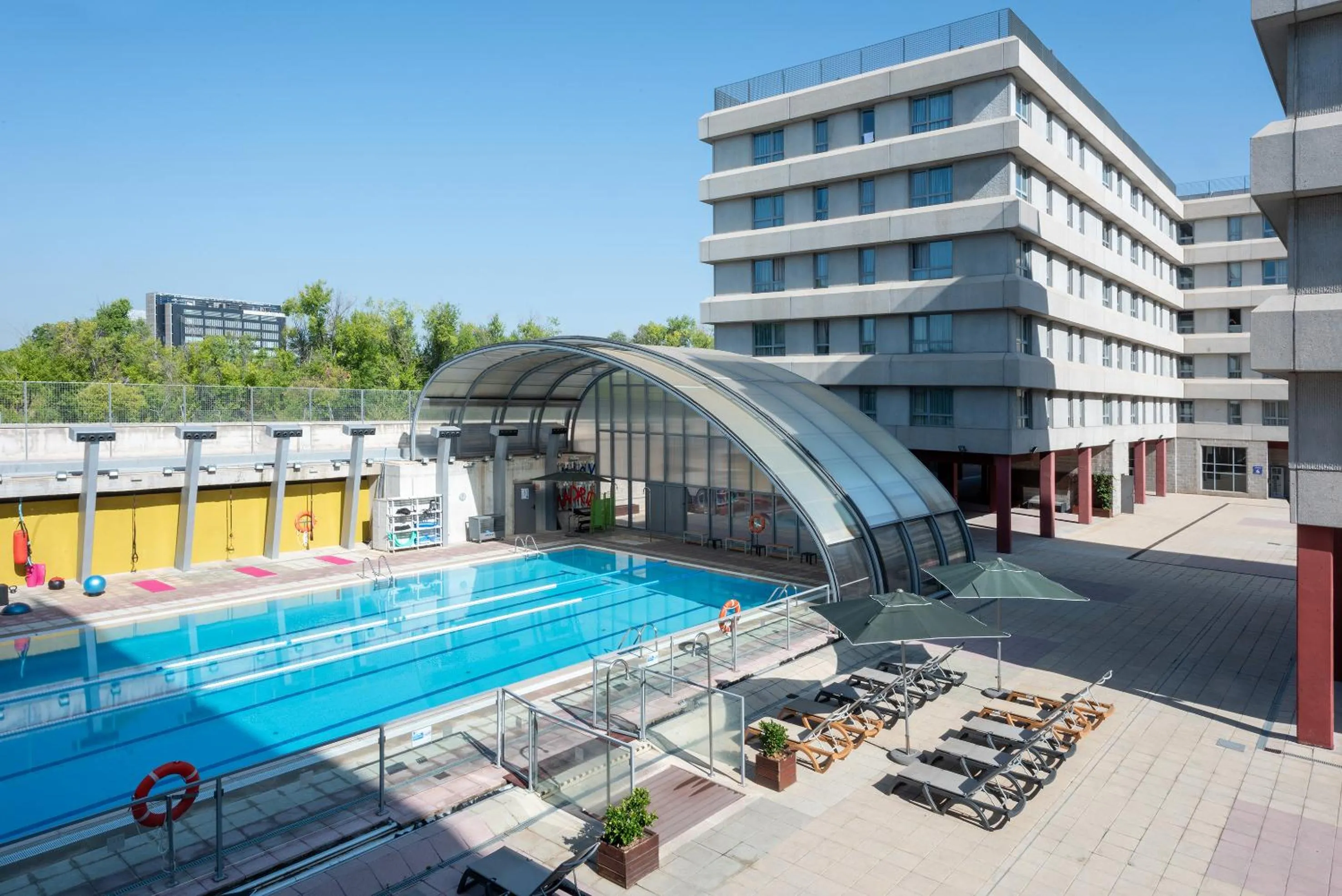 Swimming pool in Madrid Airport Suites, Affiliated by Meliá