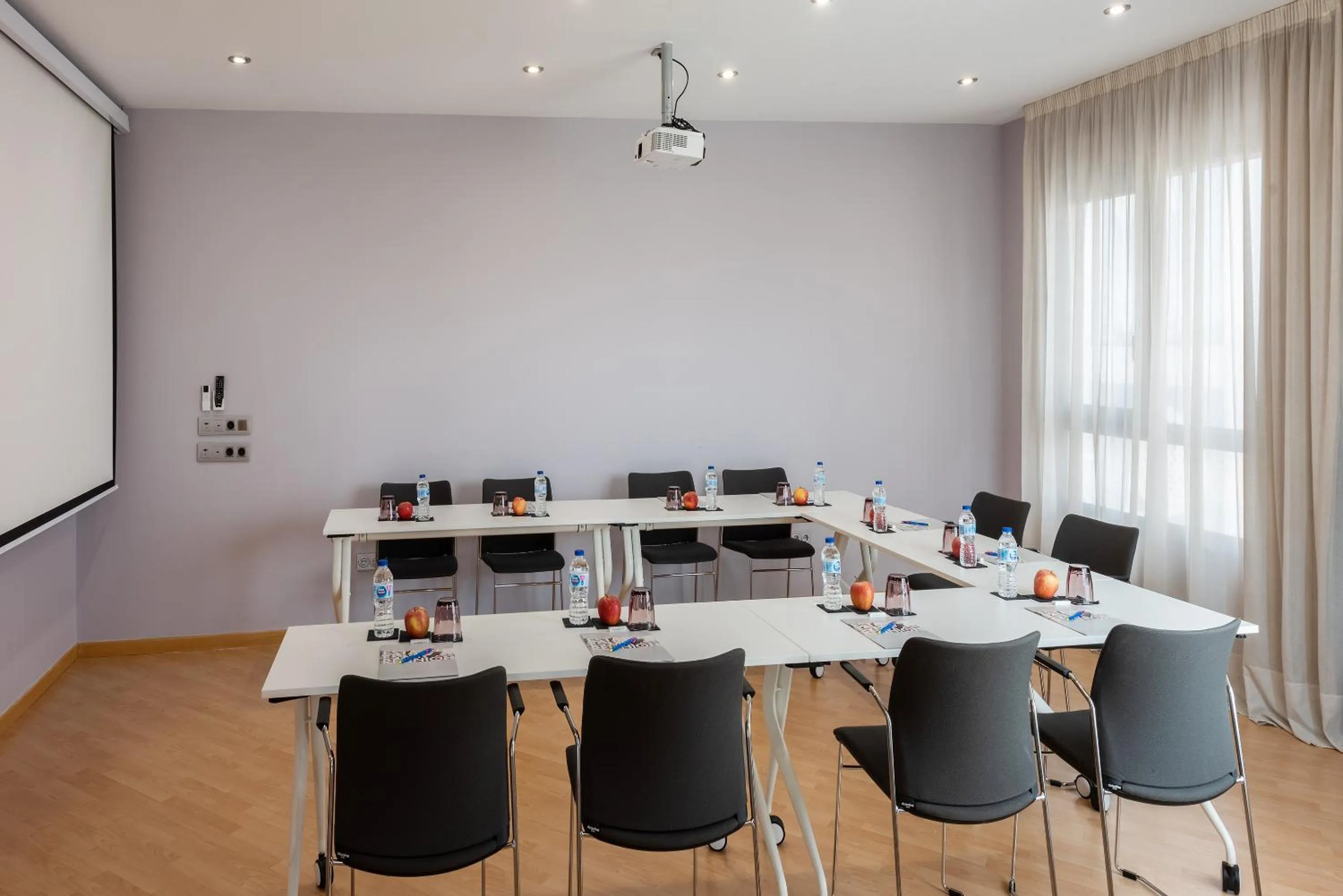 Business facilities in Madrid Airport Suites, Affiliated by Meliá