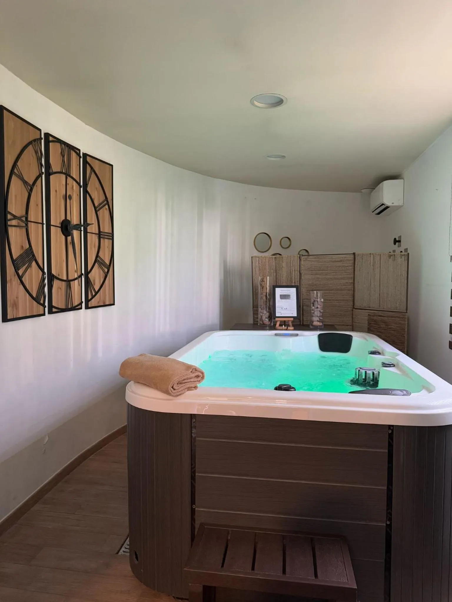 Hot Tub in Best Western PLUS Elixir Grasse