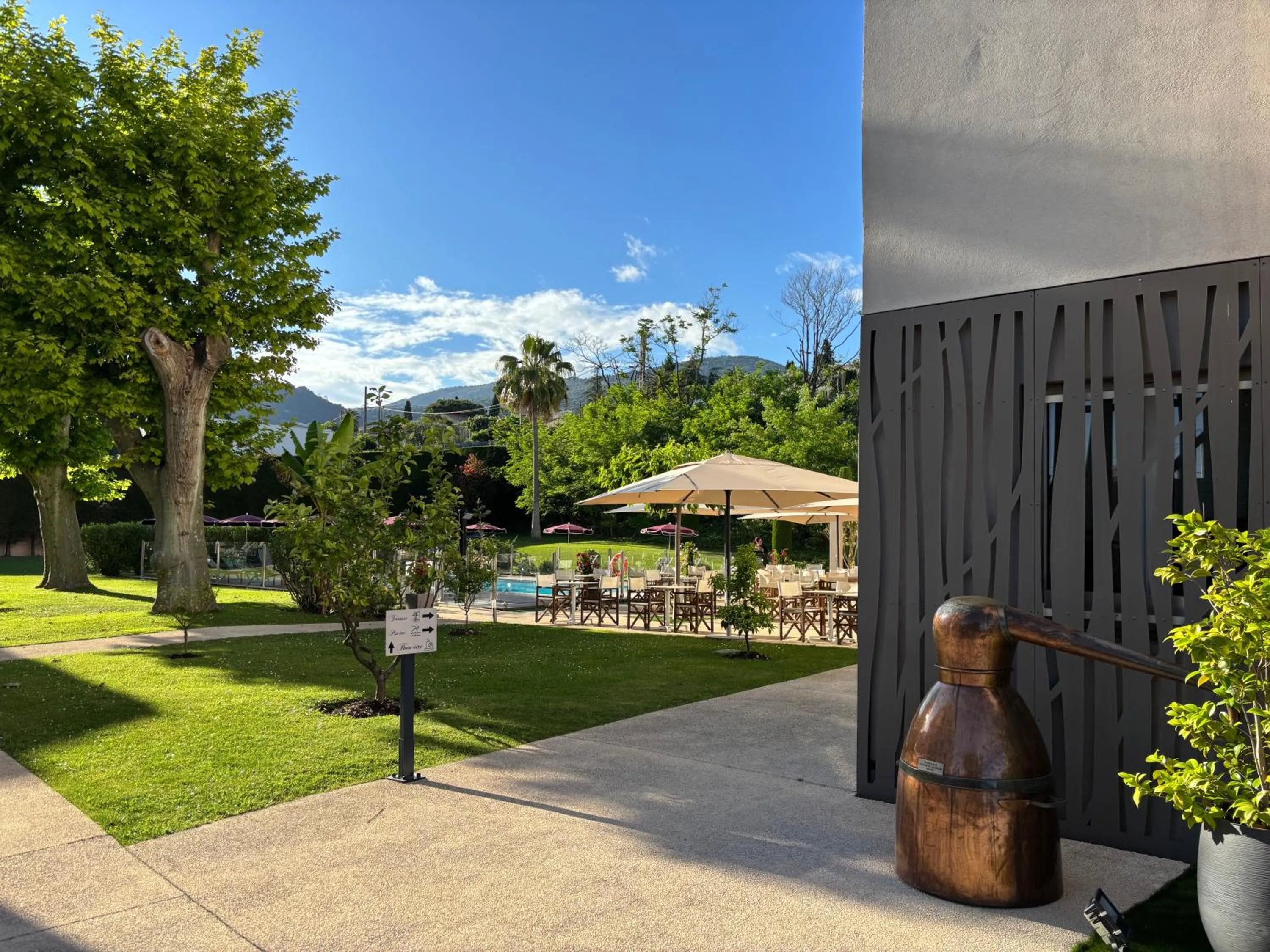 Garden view in Best Western PLUS Elixir Grasse