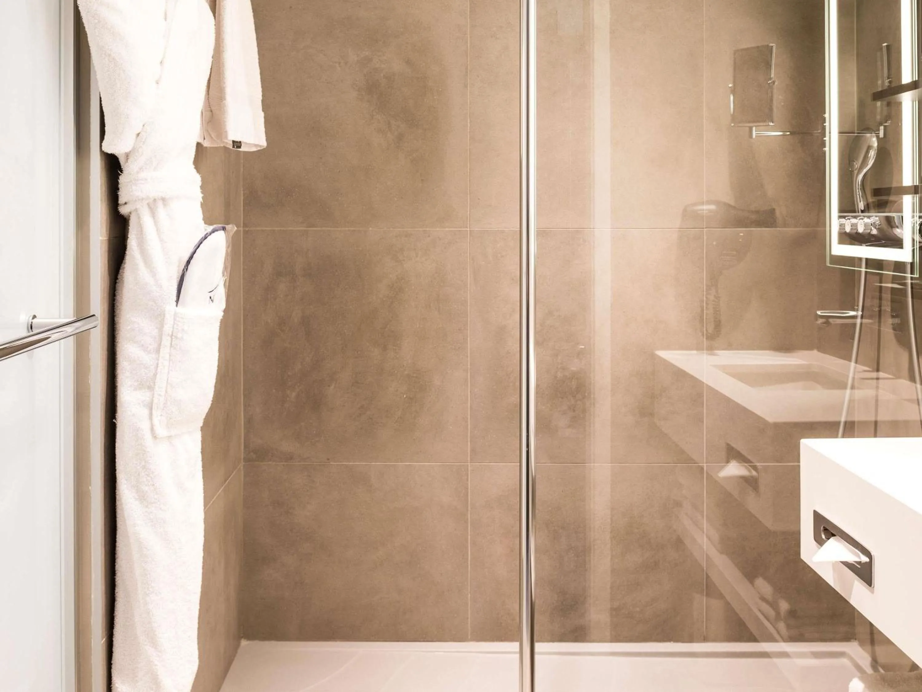 Bedroom in Novotel Paris Les Halles