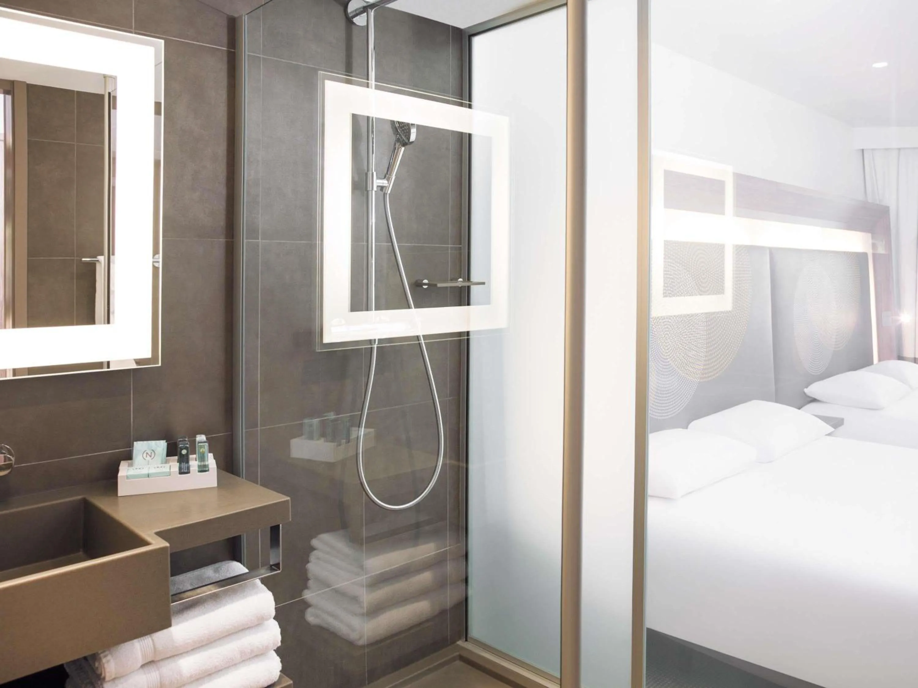 Bedroom, Bed in Novotel Paris Les Halles