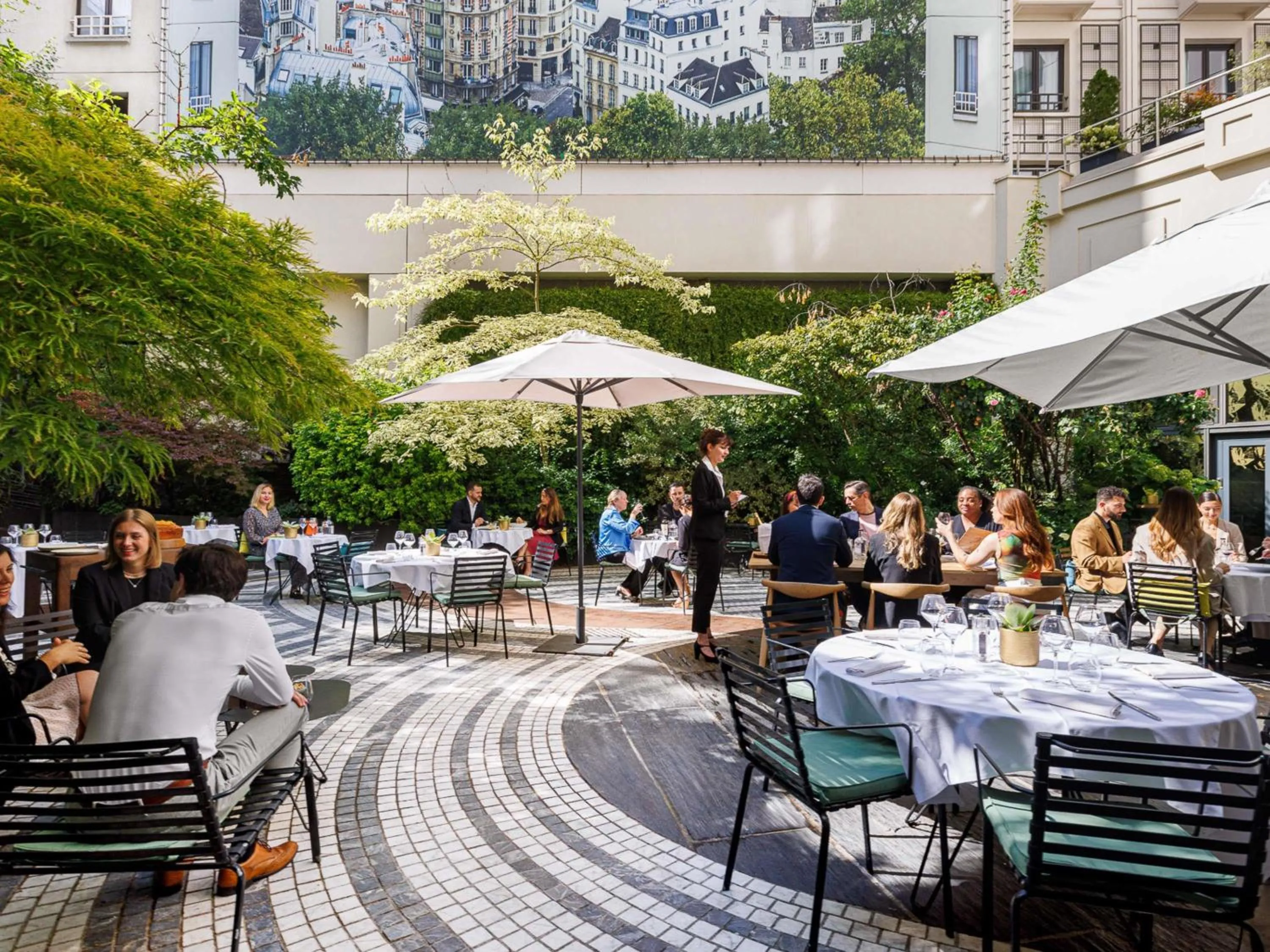 Restaurant/places to eat in Novotel Paris Les Halles