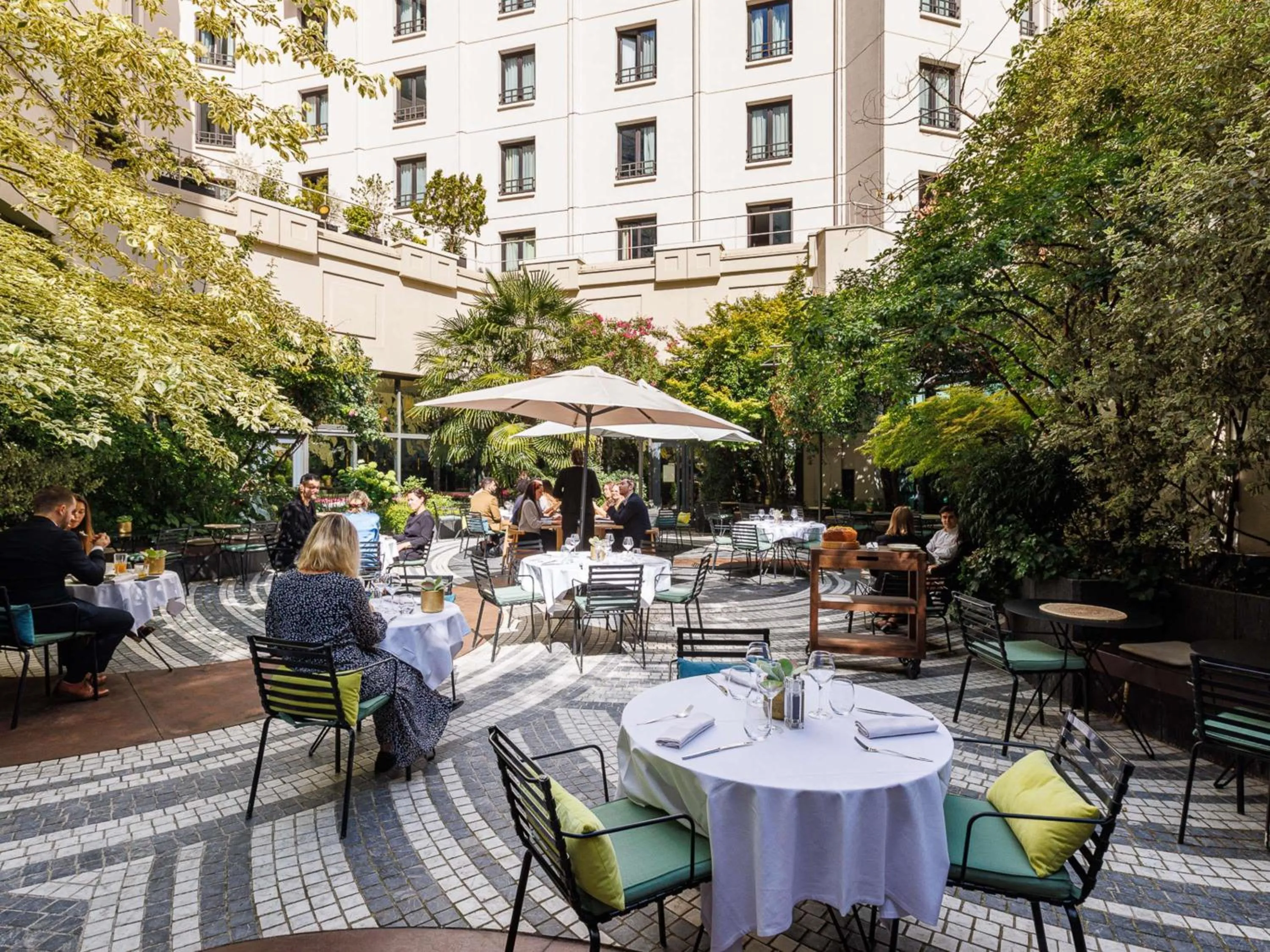 Restaurant/places to eat in Novotel Paris Les Halles