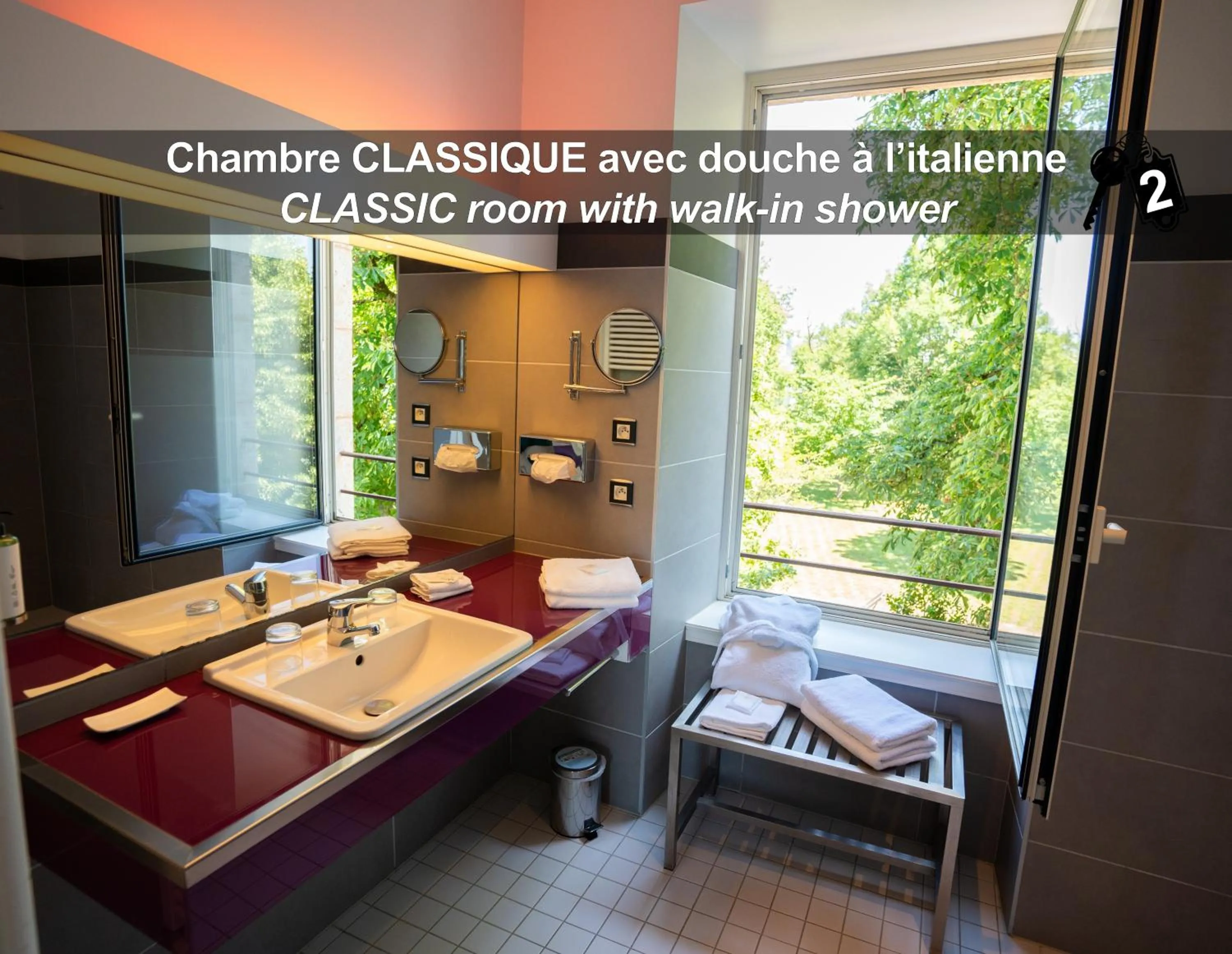 Shower in HÔTEL LA FERME DE BOURRAN - RODEZ - parking privé, soirée étape, bornes voitures électriques