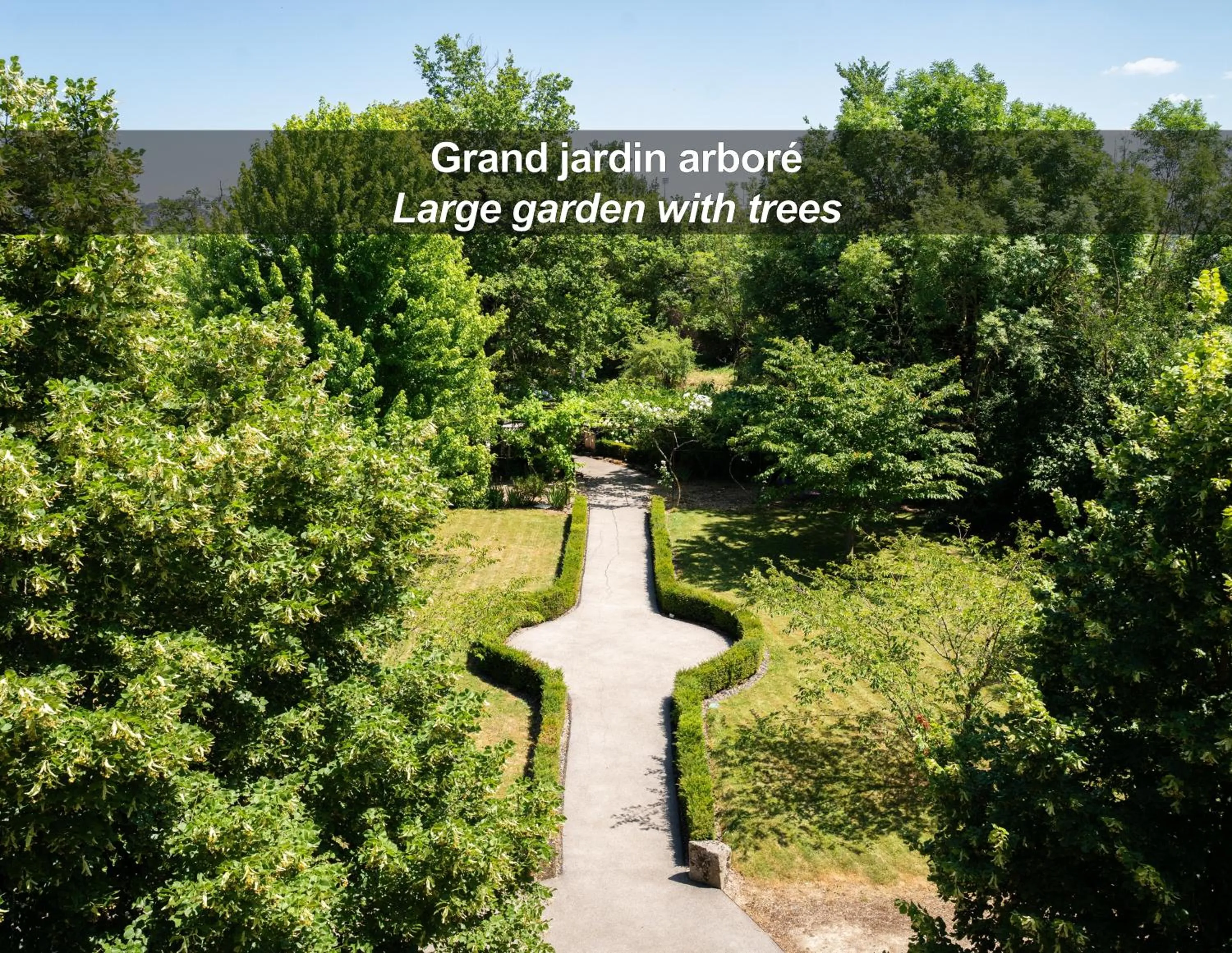 Garden in HÔTEL LA FERME DE BOURRAN - RODEZ - parking privé, soirée étape, bornes voitures électriques