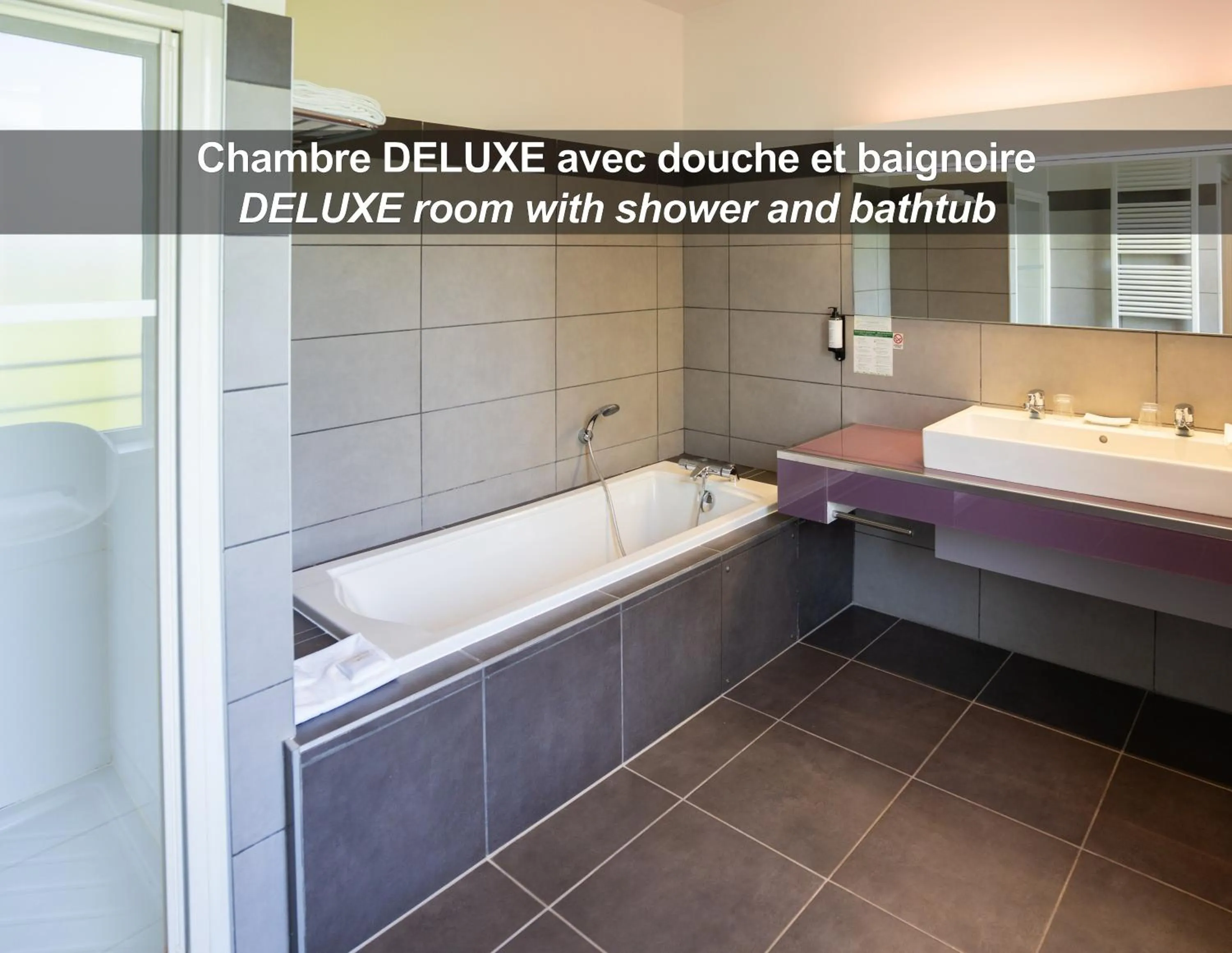 Shower in HÔTEL LA FERME DE BOURRAN - RODEZ - parking privé, soirée étape, bornes voitures électriques