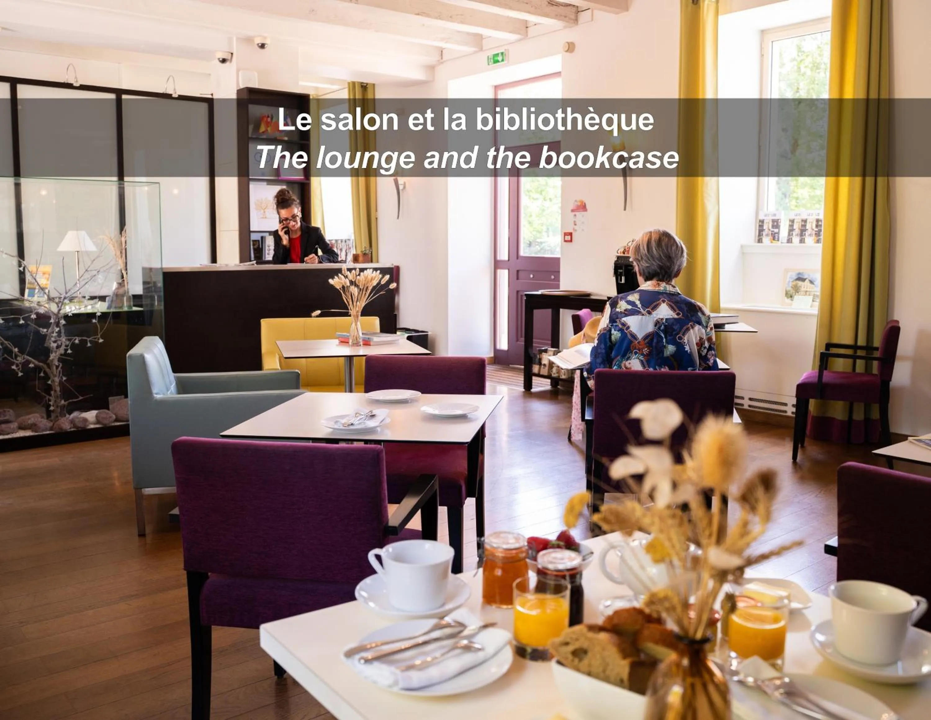 Communal lounge/ TV room in HÔTEL LA FERME DE BOURRAN - RODEZ - parking privé, soirée étape, bornes voitures électriques