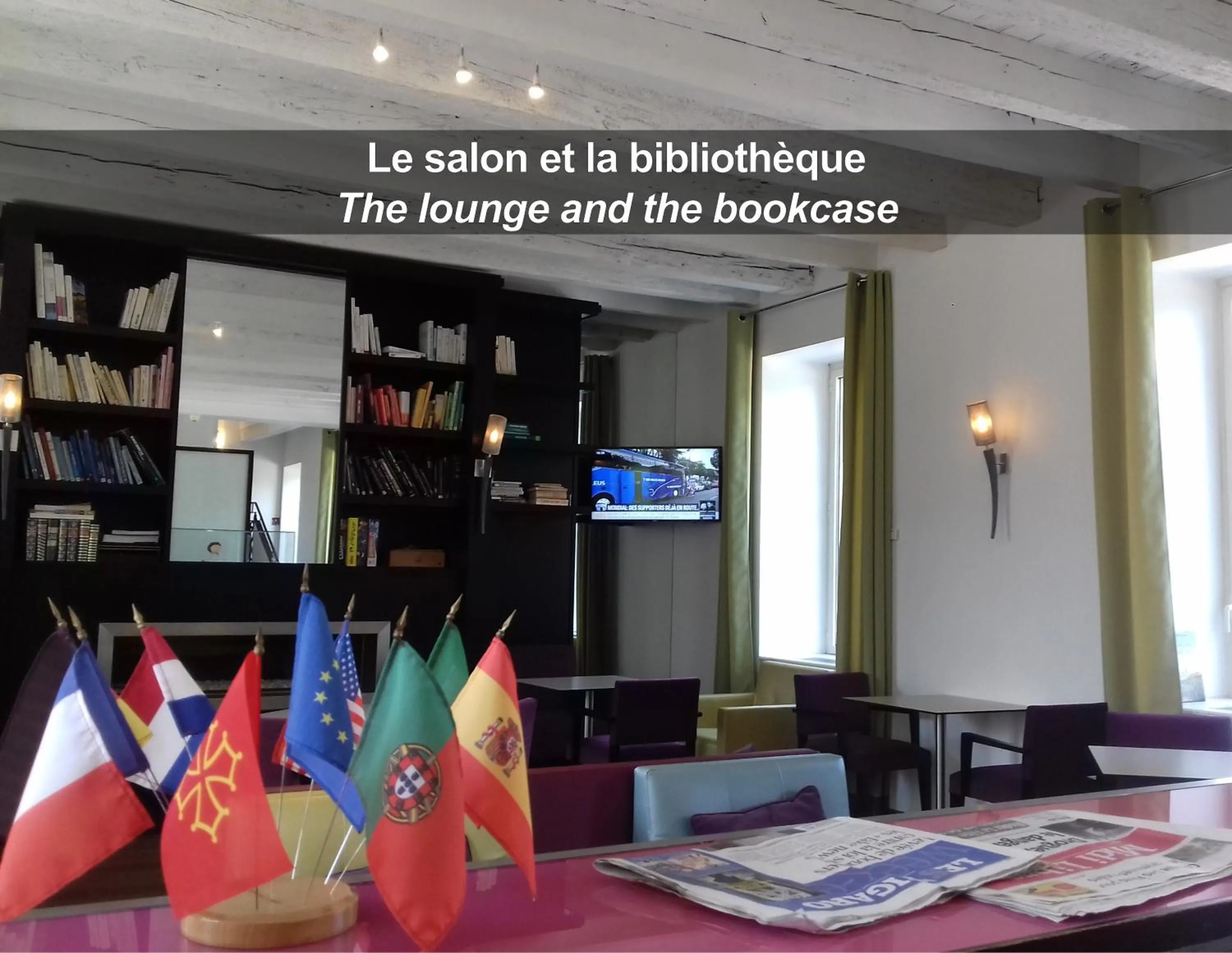 Communal lounge/ TV room in HÔTEL LA FERME DE BOURRAN - RODEZ - parking privé, soirée étape, bornes voitures électriques