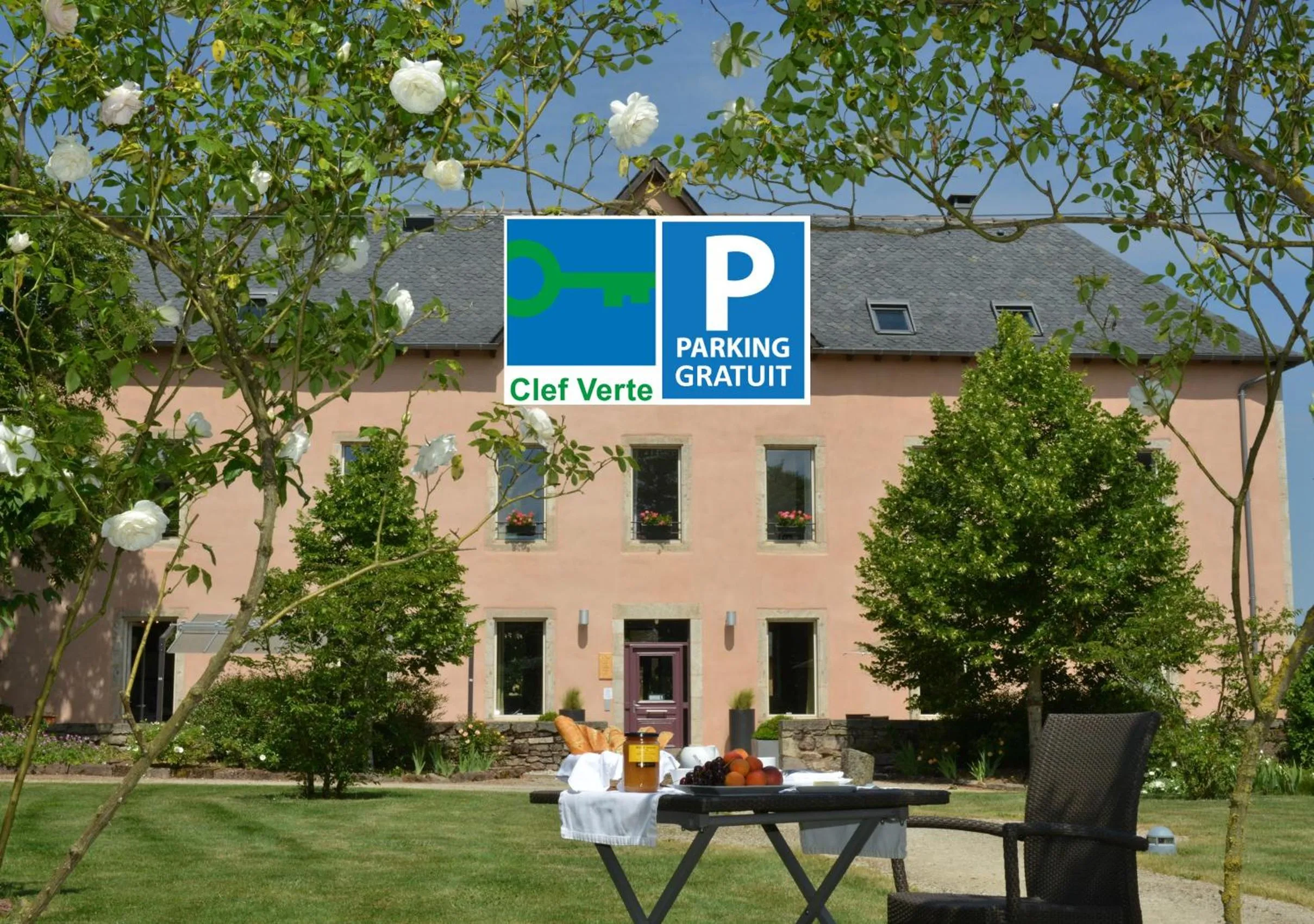 Property building in HÔTEL LA FERME DE BOURRAN - RODEZ - parking privé, soirée étape, bornes voitures électriques