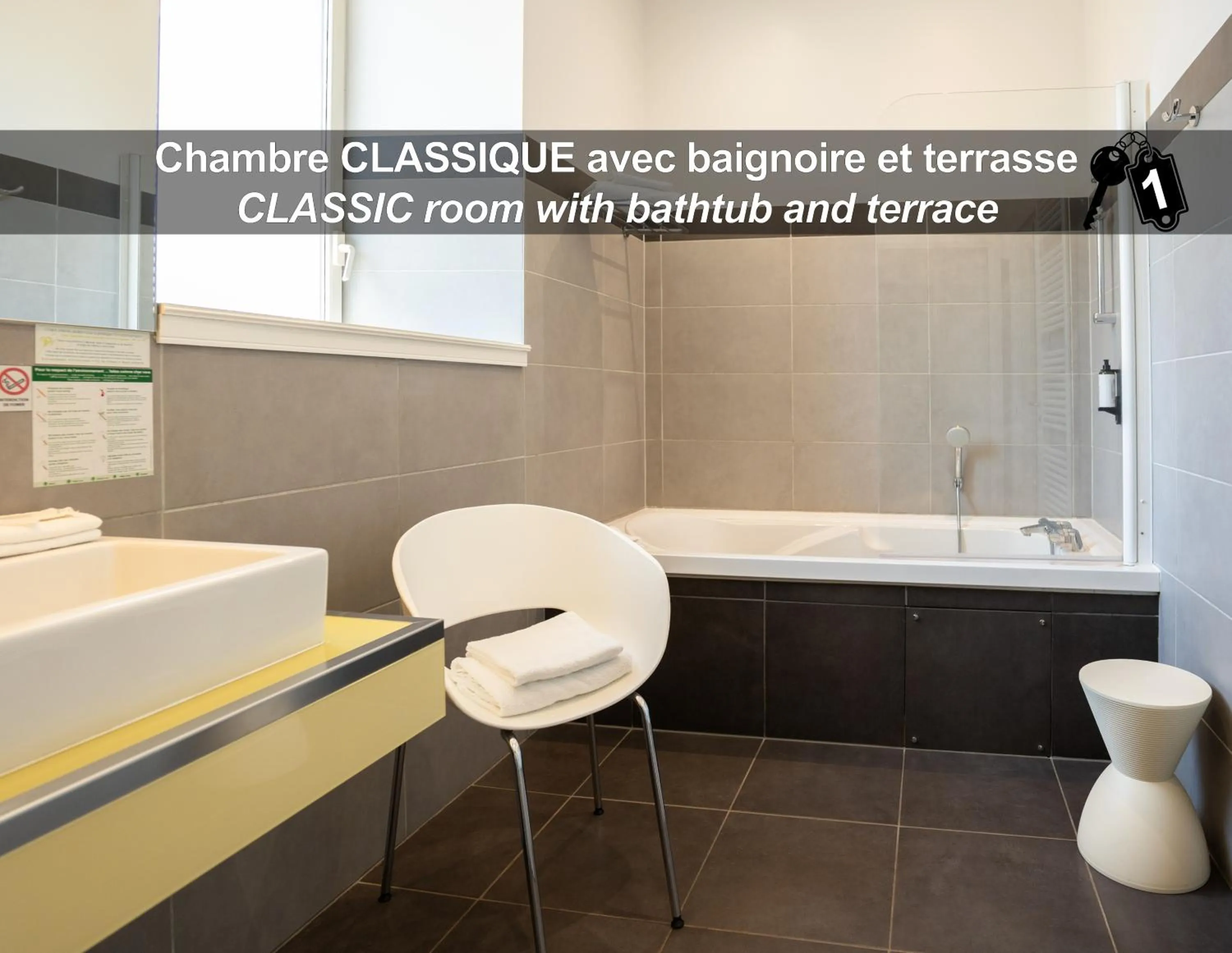 Bathroom in HÔTEL LA FERME DE BOURRAN - RODEZ - parking privé, soirée étape, bornes voitures électriques