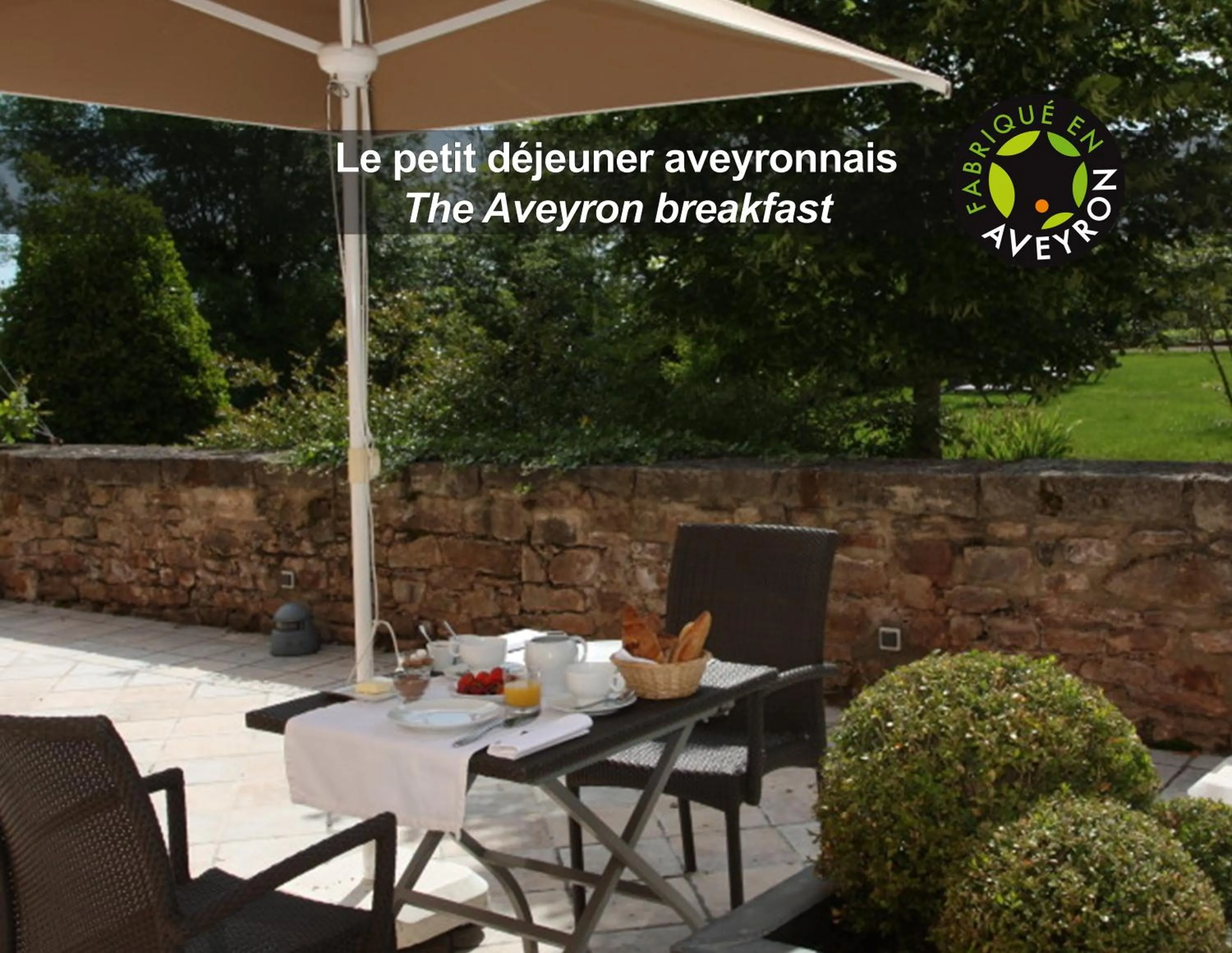 Patio in HÔTEL LA FERME DE BOURRAN - RODEZ - parking privé, soirée étape, bornes voitures électriques