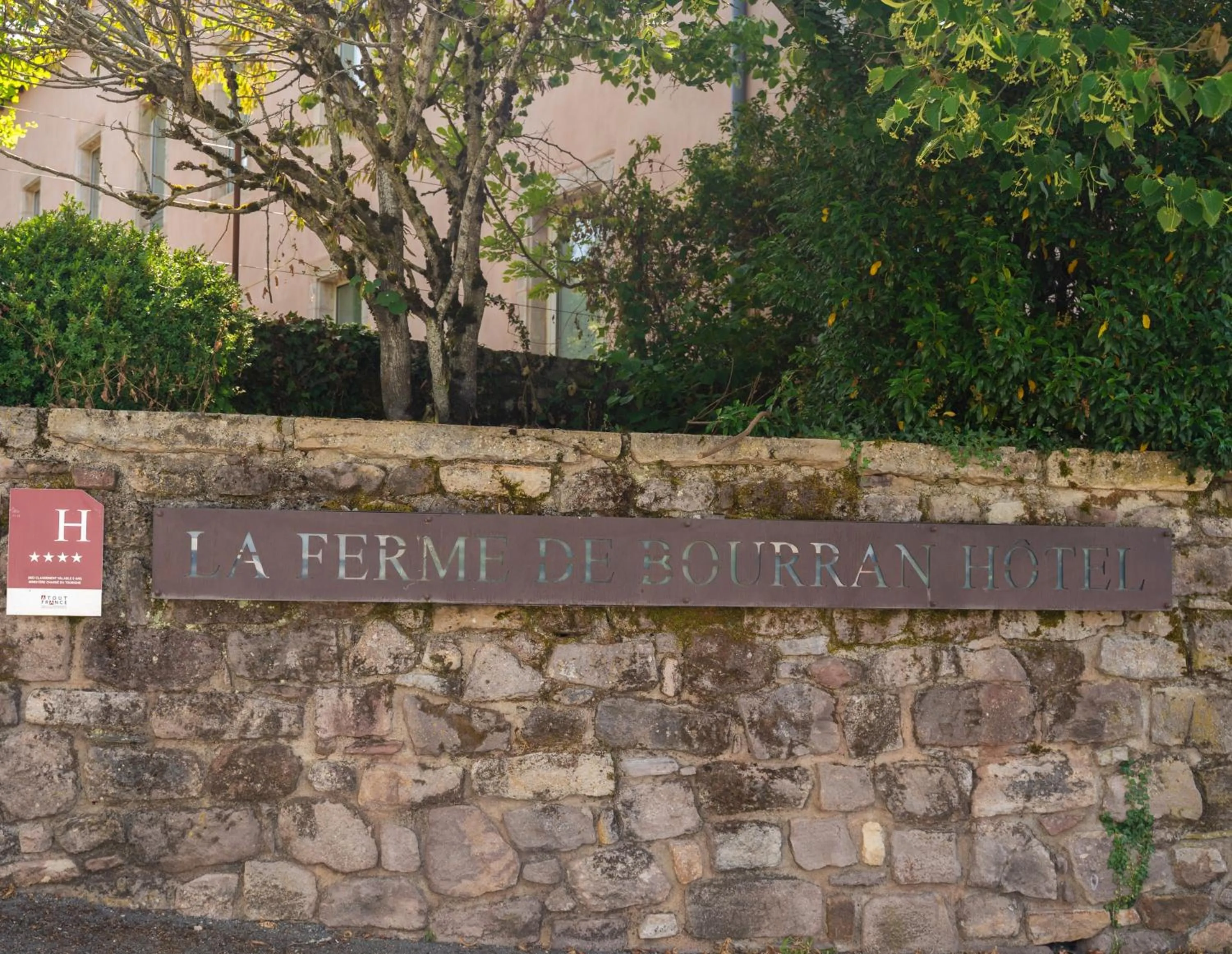 Facade/entrance in HÔTEL LA FERME DE BOURRAN - RODEZ - parking privé, soirée étape, bornes voitures électriques