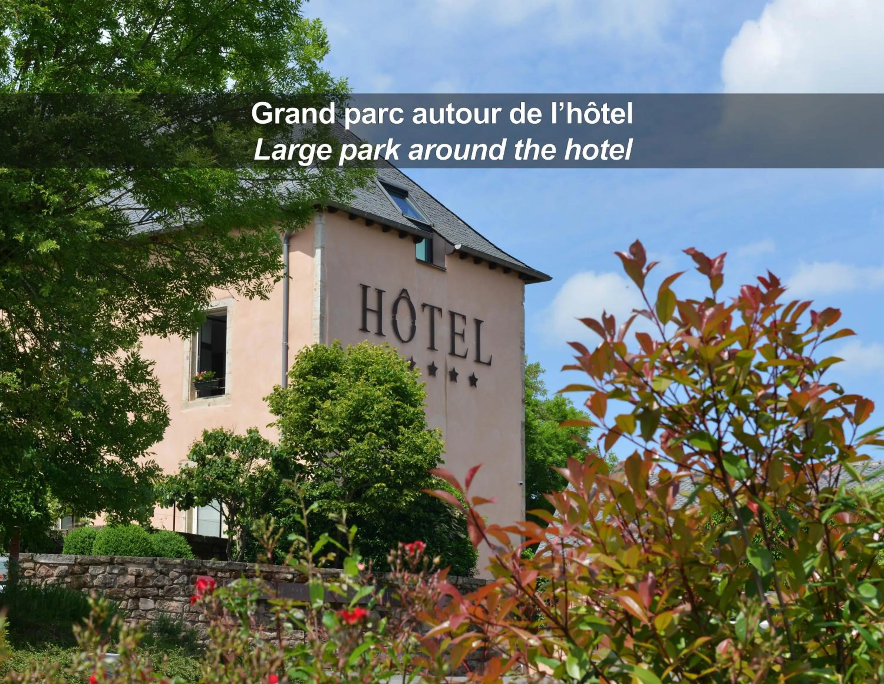 Property building in HÔTEL LA FERME DE BOURRAN - RODEZ - parking privé, soirée étape, bornes voitures électriques