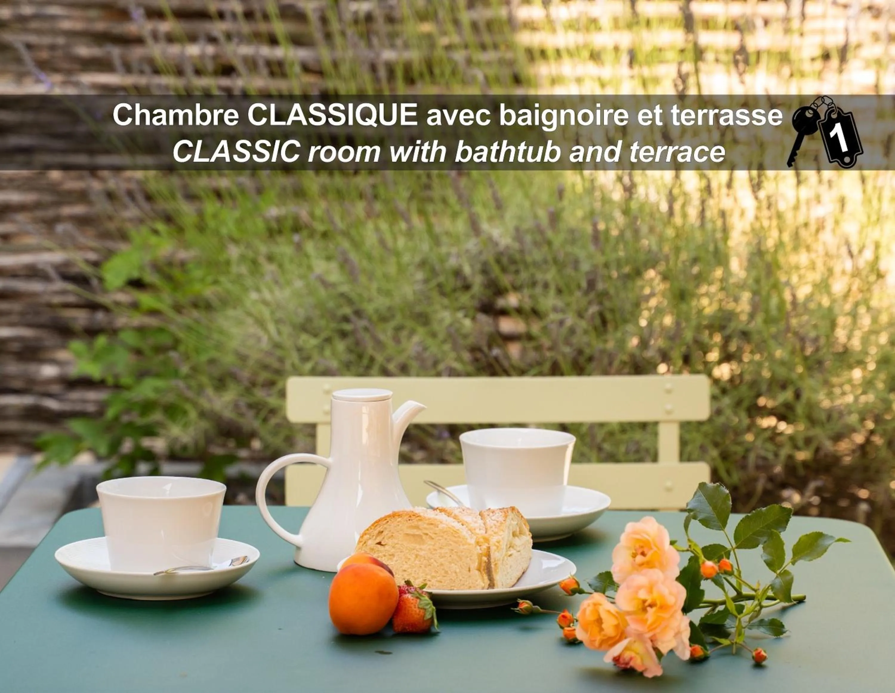 Patio in HÔTEL LA FERME DE BOURRAN - RODEZ - parking privé, soirée étape, bornes voitures électriques